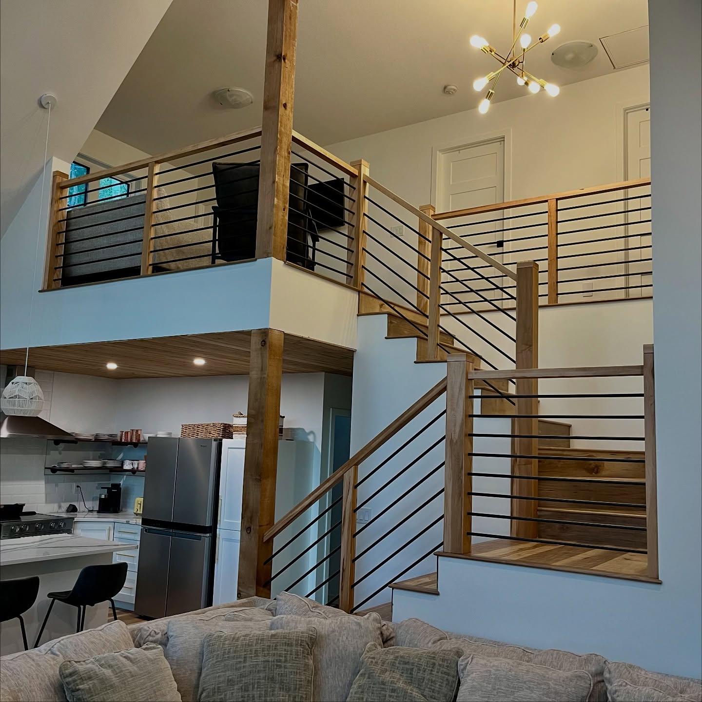 Brown maple railing + satin black rods + custom pillar + custom stain — all by GW Railings.
📍 Cabin project in Saskatchewan
#GWrailings #CabinRenovation #MapleRailing #HorizontalRods #SupportLocal