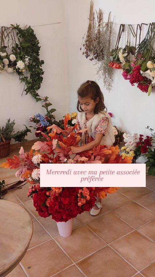 Joie du mercredi!
Les fleurs arrivent peu à peu, j'ai 400 tiges à accueillir dans les jours prochains, il va falloir que je leur fasse de la place par ici et en attendant ma petite associée s'amuse et m'aide pour sa plus grande fierté, la mienne aussi !
#soyeuse #mampreneure #mumpreneur #locationflorale #decorationflorale #compositionflorale #fleursartificielles #fleuristeprovence #fleuristedrome #fleurirpourlongtemps #fleuristeaixenprovence