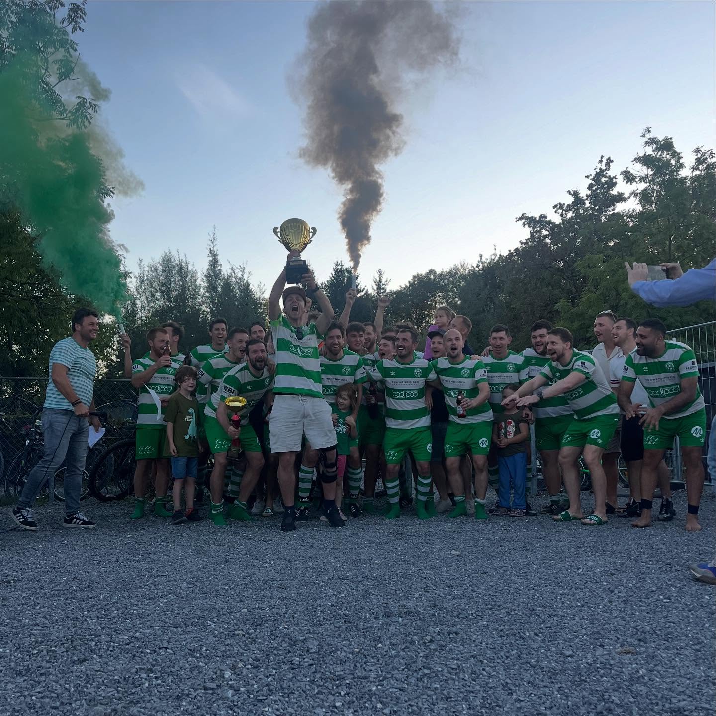 Was für ein Finale! 🔥
Wir haben den Titel verteidigt und dürfen uns zum 2. Mal in Folge Meister der Liga nennen! 🏆💪
Ein Wochenende voller Spannung, starker Spiele und großem Teamgeist – einfach genial! 🙌
Die Vorfreude auf die nächste Saison ist schon riesig. ✨⚽️
Ein großes Danke an alle Teams für die fairen Matches und besonders an SC Admira Dornbirn für die Möglichkeit, das Finale auf ihrem Platz auszutragen. 🙏⚽️
#Meister2025 #Titelverteidigung #Teamspirit