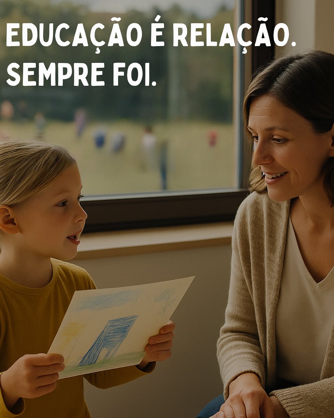 Durante décadas venderam-nos a ideia de que educar era “formar seres independentes”. Ensinar a não depender. Fortalecer pelo distanciamento. Criar “filhos resilientes” através do abandono precoce disfarçado de autonomia.
Mas nenhum ser humano nasce independente.
Somos a espécie mais imatura e dependente de todas ao nascer. Crescemos em relação. Precisamos de proximidade, repetição e vínculo, não de separação rotulada de “fortalecimento”.
E no entanto criámos uma sociedade que coloca bebés com estranhos aos 4 meses, pede autonomia emocional antes da linguagem, e espera regulação sem co-regulação.
O resultado? Crianças sobrecarregadas. Pais culpabilizados. Educadores exaustos. Um mundo relacional em colapso.
A ciência é clara há décadas: a segurança vem do vínculo. A autonomia nasce da dependência saudável. Crianças aprendem através de relações significativas e não de comandos ou reforços vazios.
Educar é vincular. Sempre foi.
Nos próximos dias vamos partilhar contigo o que as escolas esqueceram. O que transforma vidas. As evidências que podem mudar para sempre a forma como olhas para a educação.
Preparad@ para uma conversa que abala tudo?
Conta-nos: O que aprendeste - ou desaprendeste - sobre ser “independente”?💛👇