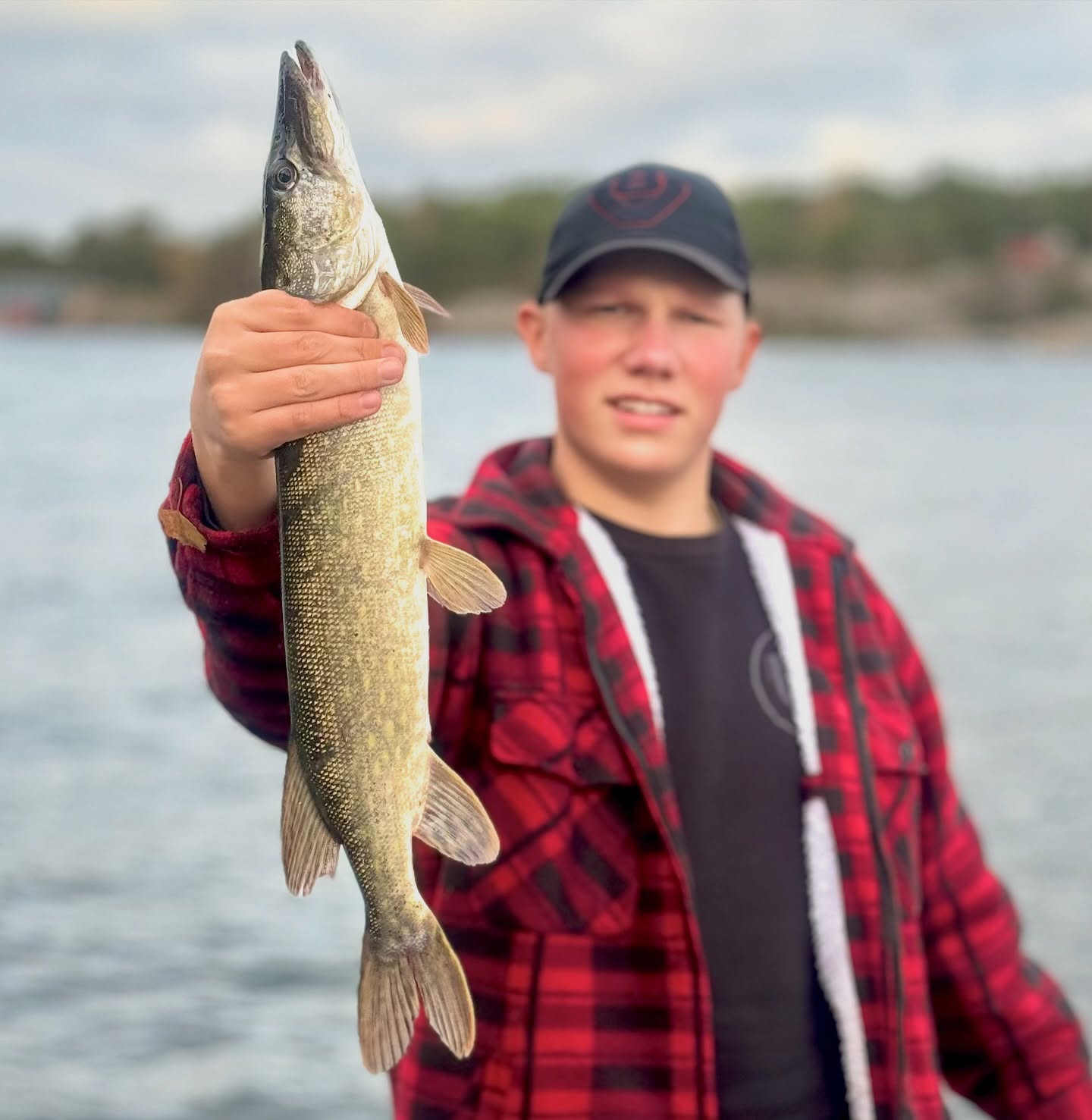 🎣🍂 Varaa syksyn kalastusretket nyt! 🍂🎣
Syksy on parasta aikaa lähteä vesille – raikas meri-ilma, kauniit saaristomaisemat ja mahdollisuus kokea kalastuksen jännitys Porvoon upeassa saaristossa. 🌊🐟
👉 Järjestämme kalastusretkiä sekä yksityishenkilöille että yrityksille – olipa kyseessä rentouttava päivä kavereiden kanssa tai virkistyspäivä työporukalle.
✨ Ota yhteyttä, niin varataan teille unohtumaton elämys merellä!
#SeaSport #VisitPorvoo #VisitPellinge #Borgå #Porvoo #Pellinge #Pellinki #Kalastusta #Kickoff #TyHy #TyKy #Kalastusretki #SyksynElämykset #Virkistyspäivä
