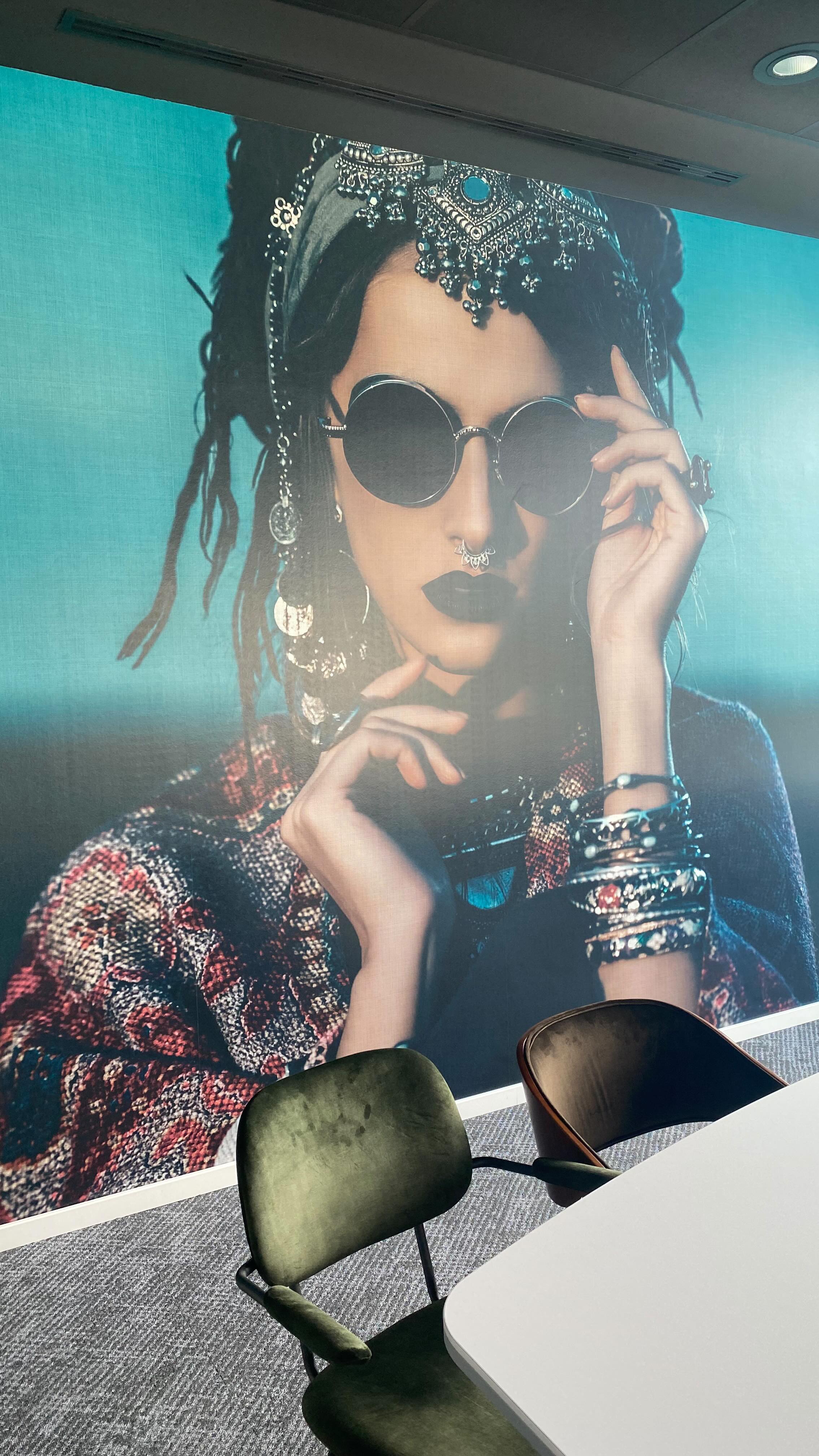 Von mutig bis maritim – unsere Wände sind echte Eyecatcher!
Jeder Raum erzählt seine eigene Story: vom königlichen Frosch 🐸 über die wilde See ⛵️ bis zum stylischen Boho-Vibe ✨.
Wo würdest DU am liebsten brainstormen? 💡
#Tapetenliebe #WallArt #InteriorDesign #Raumideen #OfficeGoals #MeetingRoomGoals #DesignInspiration #BoldWalls #CreativeOffice #InteriorGoals #ModernWorkspace #StatementWall