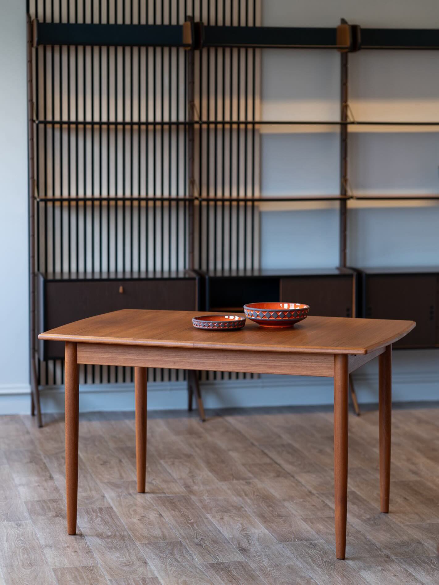 @glimtfrafortiden er vintagebutikken du bør følge om du liker gamle skatter! Her finner du blant annet restaurerte tremøbler som får nytt liv og nye eiere.
Vi brenner for gjenbruk og håndverk som varer. Dette vakre bordet fra 60-tallet i teak er behandlet med Osmo Hardvoksolje – slik bevares både treets naturlige uttrykk og levetid. 🤎
@osmonorge #hardvoksolje #vintage #retro #møbelrestaurering #teak #teakmøbler #teakspisebord #teakfurniture #1960s #1960sfurniture #glimtfrafortiden