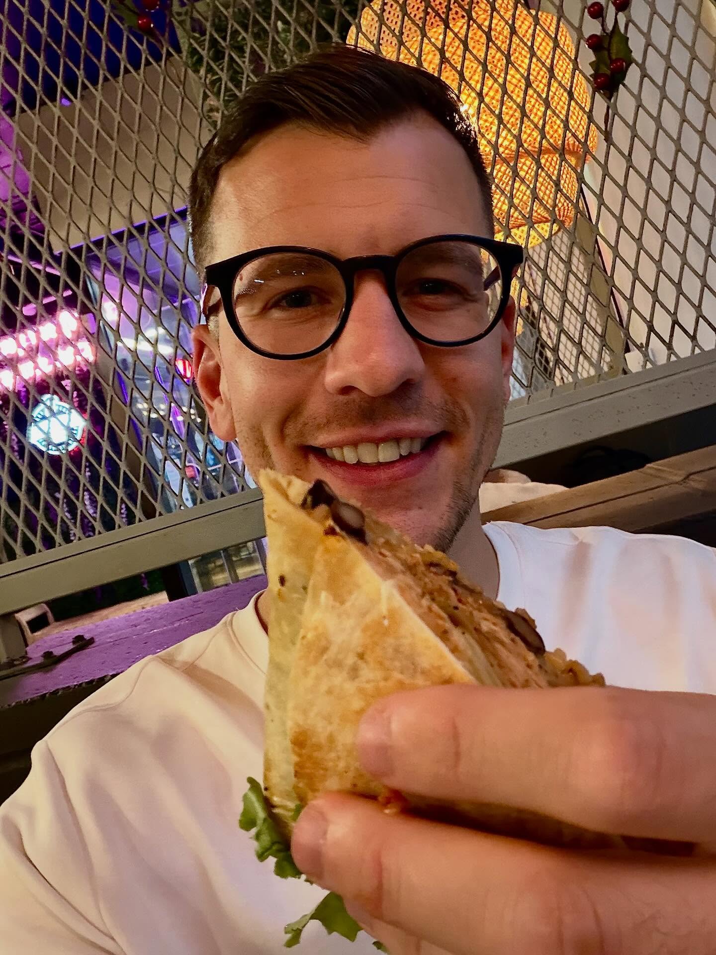 @elcomaldowntown
El Comal - Vancouver
Interesting cut choice on the burrito, but it was fantastic in structure and flavour.
Opting for the Chicken Tinga, it packed a spicy punch.
🌯🌯🌯🌯🌯