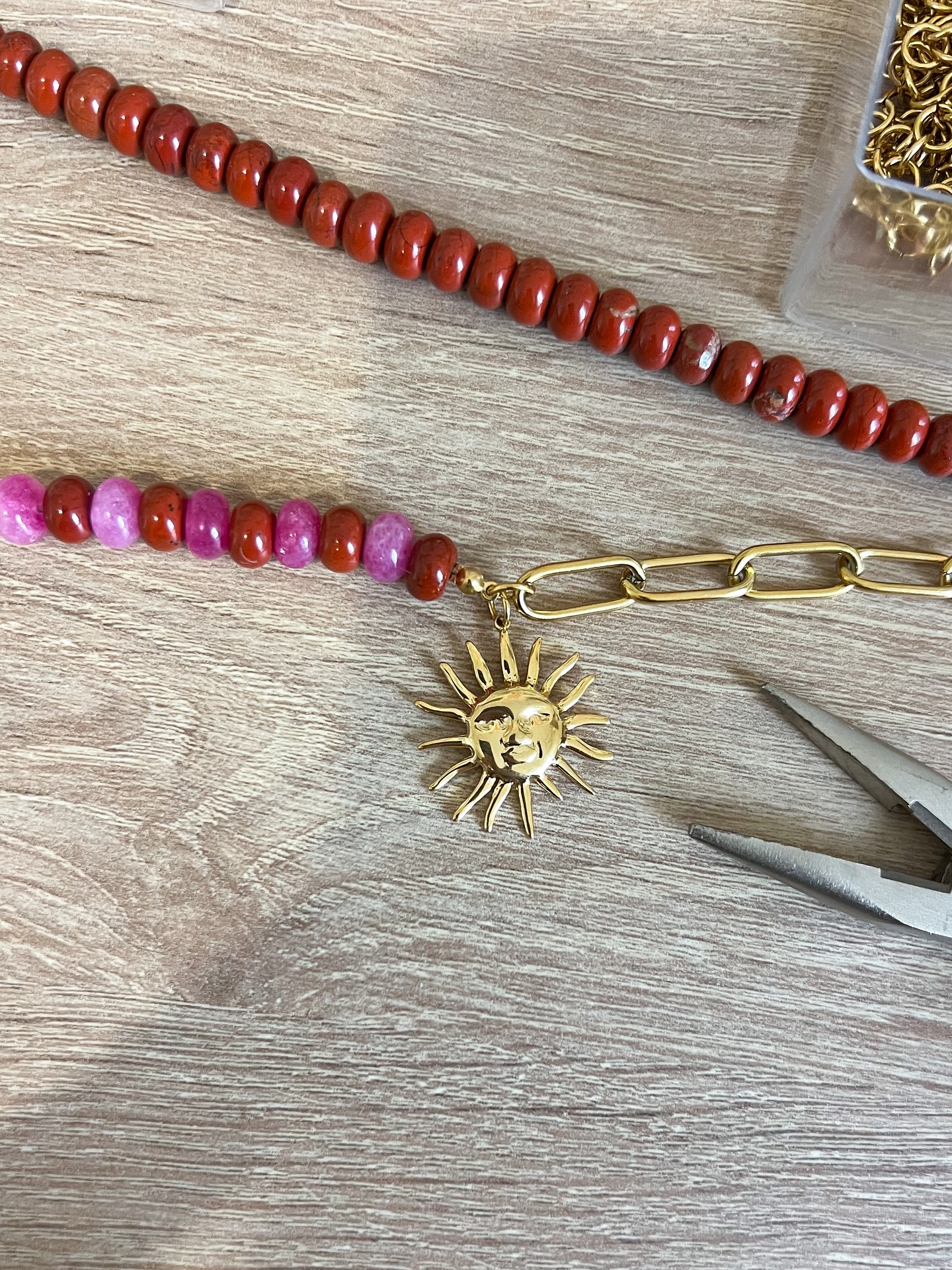 Nouvelle collection en approche 👀
Des pierres qui se mélangent, des couleurs qui s’opposent…
Résultat : des colliers qui marquent encore un peu plus les esprits.