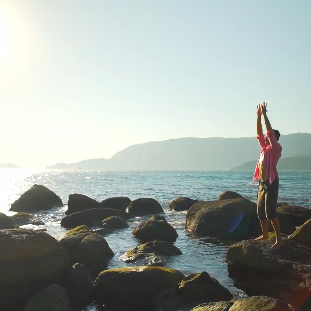 Nos últimos anos, descobri o poder de incorporar práticas simples, mas transformadoras, na minha rotina: meditação, respiração, quantum flow e mais.
A correria do dia a dia muitas vezes empurra essas coisas para o segundo plano. Mas com um pouco de disciplina — e muito amor próprio — sempre há espaço para recomeçar. E recomeçar, na verdade, é um presente que está ao nosso alcance.
Confesso que passei um bom tempo deixando essas práticas de lado. Só nas últimas semanas voltei a incluir meditações e sessões diárias de breathwork, e a diferença é nítida: mais harmonia, mais clareza, mais presença — não só no trabalho, mas na vida como um todo.
Cada pessoa encontra o seu caminho. O que funciona para mim pode não funcionar para você. Mas fica o convite: busque algo fora da rotina que te faz bem, e torne isso parte de quem você é.
#mindset #lider #lideranca #pessoas #gestao #liderancaconsciente #mentoria #breathwork #consciousleadership #quantumflow