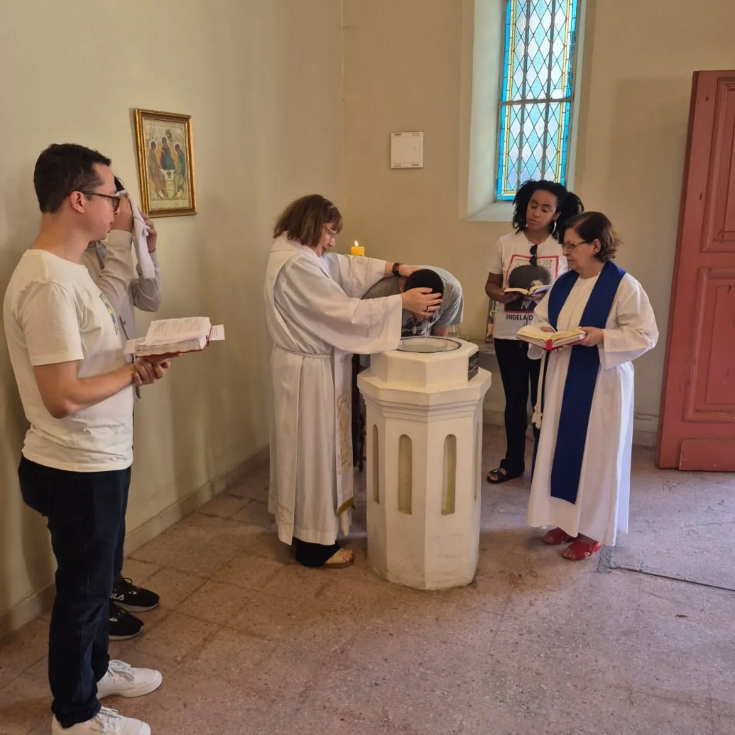 Domingo em nossa comunidade de fé, dois jovens, os dois com nome de Gabriel, assumiram o compromisso Cristão através do Sacramento do Batismo!