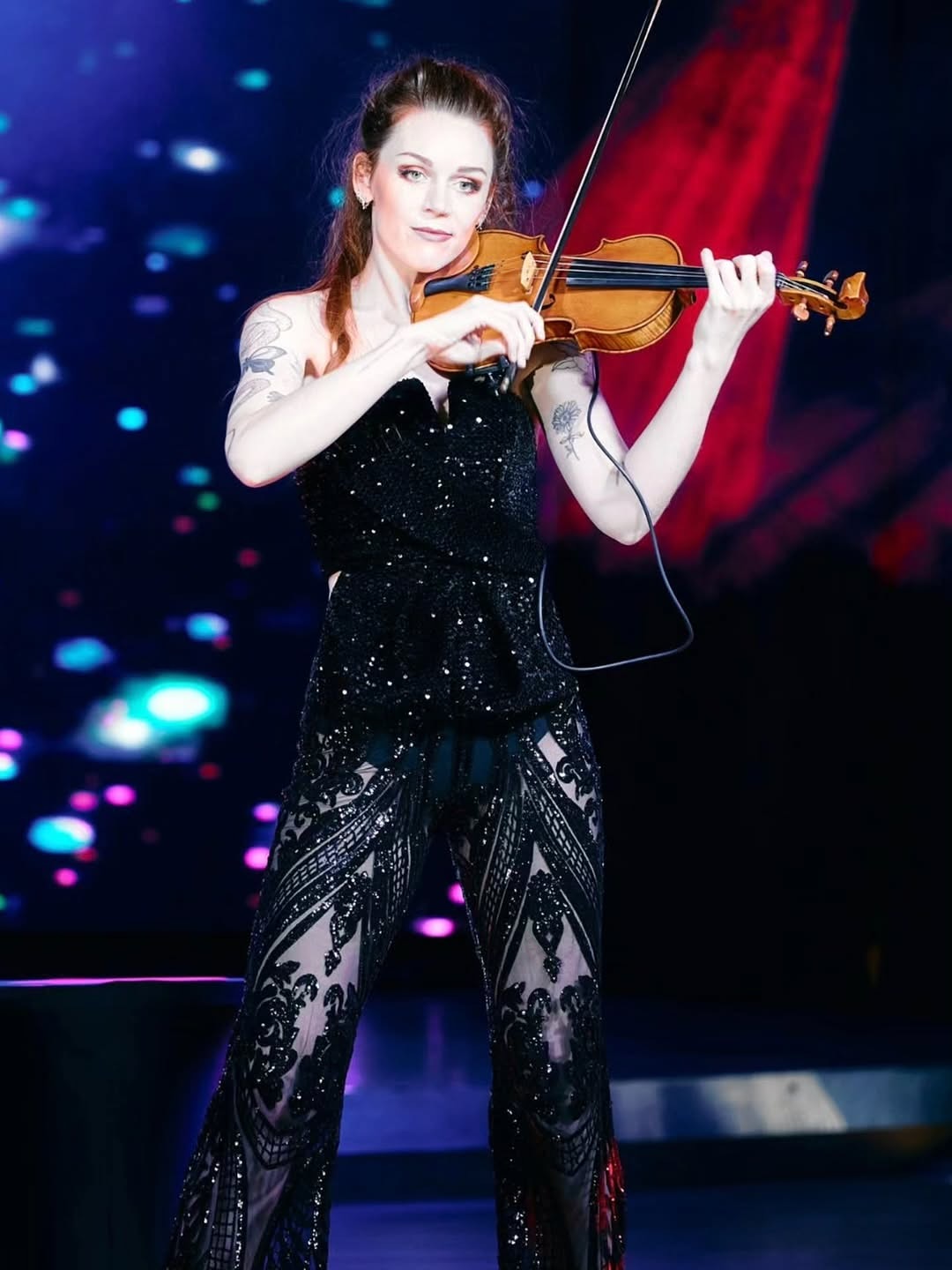 @laurencharlotteviolin 🎻✨during her show playing Bridge Golden Tasman custom electro-acoustic violin.
📸 @robhunterphotography @avocamera
@blackburn_international @fred.olsencruiselines
.
.
.
#BridgeViolins #GoldenTasman #ElectroAcousticViolin #LaurenCharlotteViolin #Violinist #Showtime #LiveMusic #CruiseEntertainment #StringsThatShine