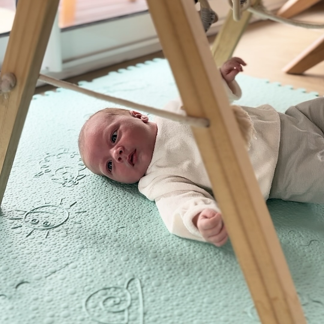 Desde su primer mes el pequeño Marius ya disfruta de su suelo acolchadito y calentito 💚
Merci 🙏🏻 @fannygdn_mum
#Lü
#baby #bebe #playmat #babygirl #babyboy #bib #sleepcoach #4months #babymat #4meses #instamum #instakids #montessori #tummytime #babyshower #BLW #mamaprimeriza #regalobebe #babycare #babyplanner #pikler #movimientolibre #5months #newborn #babyparty #instamama #lubabymats #tummytime #smashcake