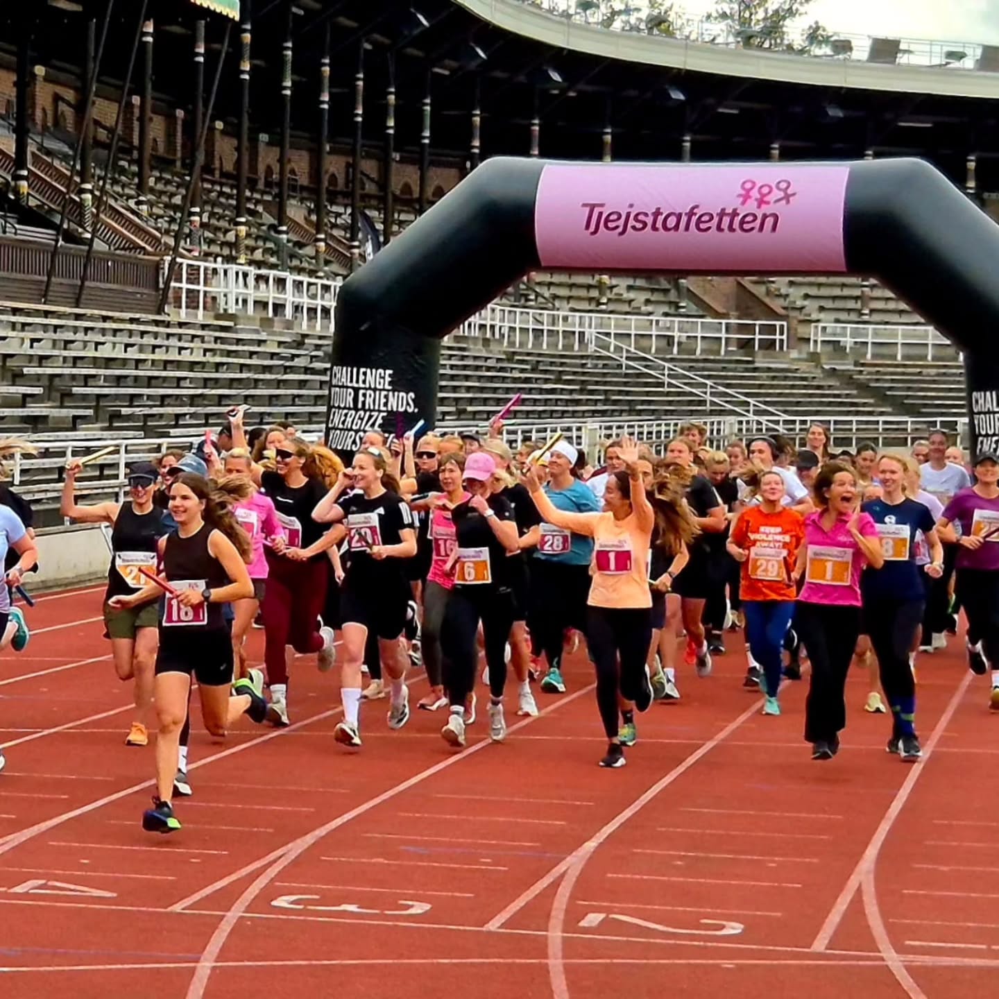 Igår spenderades stora delar av dagen inne på Stadion där @tjejstafetten gick av stapeln - Sveriges första kvinnliga stafettlopp. @storasyster_org hade med två lag, där Pillan startade i det ena laget och Marie i det andra 🏃💚
Vid varje växling skänktes en summa till organisationer med kvinnor och flickor i fokus ♀️💪✨
Enligt Pillan så är det endast vid ett fåtal tillfällen det här med att springa är nödvändigt:
1) Du blir jagad av någon/något och det finns risk att mista livet
2) Din katt/hund har smitit vid olämpligt tillfälle
3) Du hör glassbilen
4) Du samlar in pengar till något som gör världen till en lite bättre plats
(Ni hör ju, hon är inte ett speciellt stort fan av jogging utan pysslar hellre med andra träningsformer...)
Tack för en fantastiskt rolig dag!