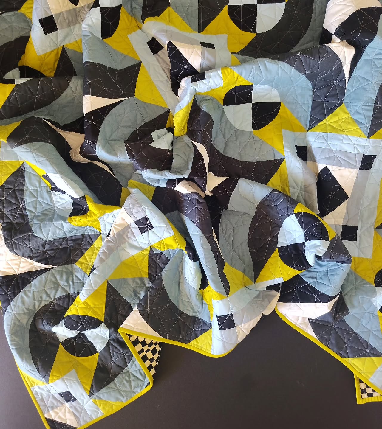 Snuggle weather is coming up. Wouldn't this pattern look so good on you, with your feet kicked up and warm cozy drink in your hand????
Pattern: Rotunda Quilt Pattern
Quilting: @dizzlepopshop
Fabric: @windhamfabrics Ruby+Bee Solids
#rotundaquiltpattern #quilt #quilting #handmade #modernquiltpattern #quiltpattern