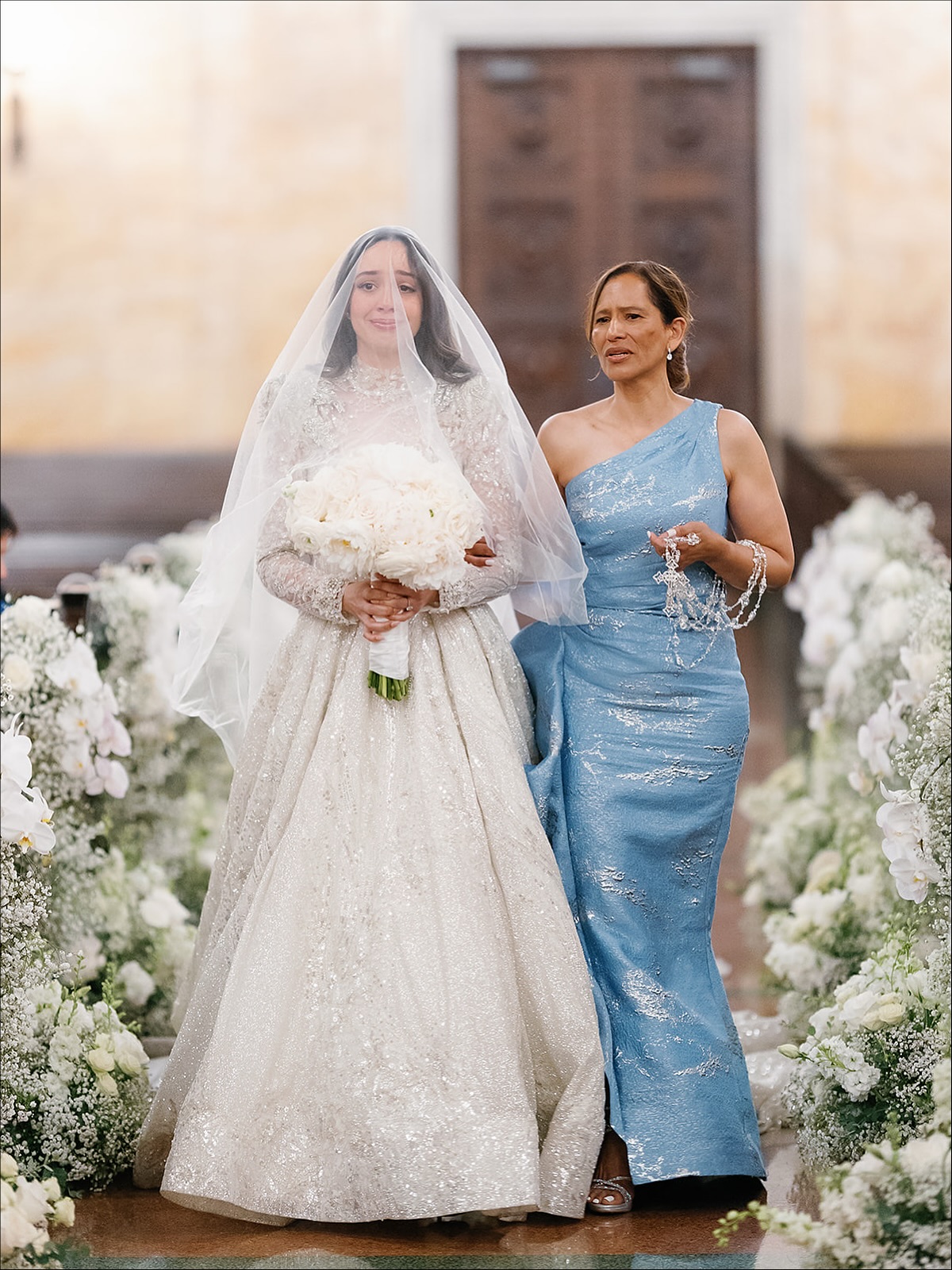 An aisle of dreams- cascading clouds of baby’s breath and elegant orchids set the stage for a moment filled with love, beauty, and heartfelt emotions. 🤍
@chernogorovphotography
@unveiledbygrace_events