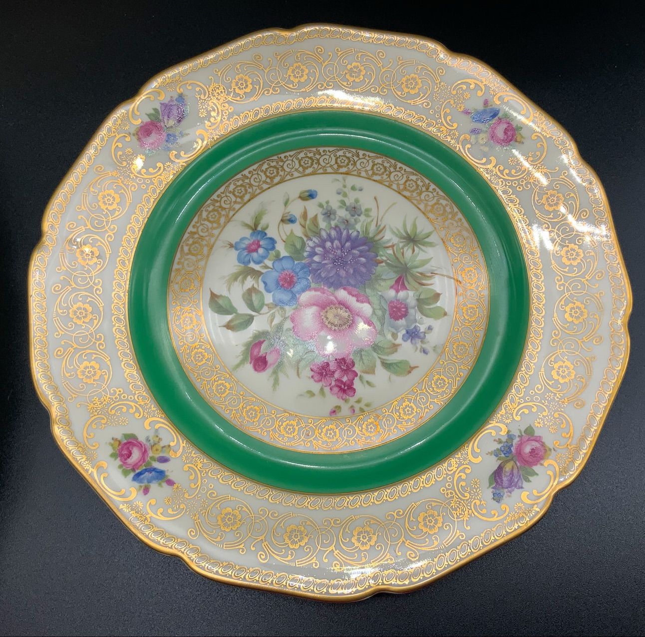 Série de 12 assiettes plates modèle Ivory de la célèbre manufacture Rosenthal .
- 12 assiettes Ø 22,7 cm
Très belle série en parfait état, ni éclats ni égrenures dorure intacte .
Toutes les assiettes portent le cachet de la manufacture au revers .
De l’élégance et encore de l’élégance avec ce décor de fleurs relevé d’une frise verte et rinceaux.
La maison Rosenthal existe depuis plus de 140 ans et sa renommée n’est plus à faire tant la qualité parle pour elle .
On notera d’ailleurs de très beaux partenariats dont celui de la maison Versace .
🛒 prix et disponibilité dans la boutique en ligne .
#antiquités #rosenthal #rosenthalbavaria #yvory #assiettes #plates #assiettesanciennes #elegance #decorationdetable #artdelatable #artderecevoir #raffinement #dorure #misslittlebottle