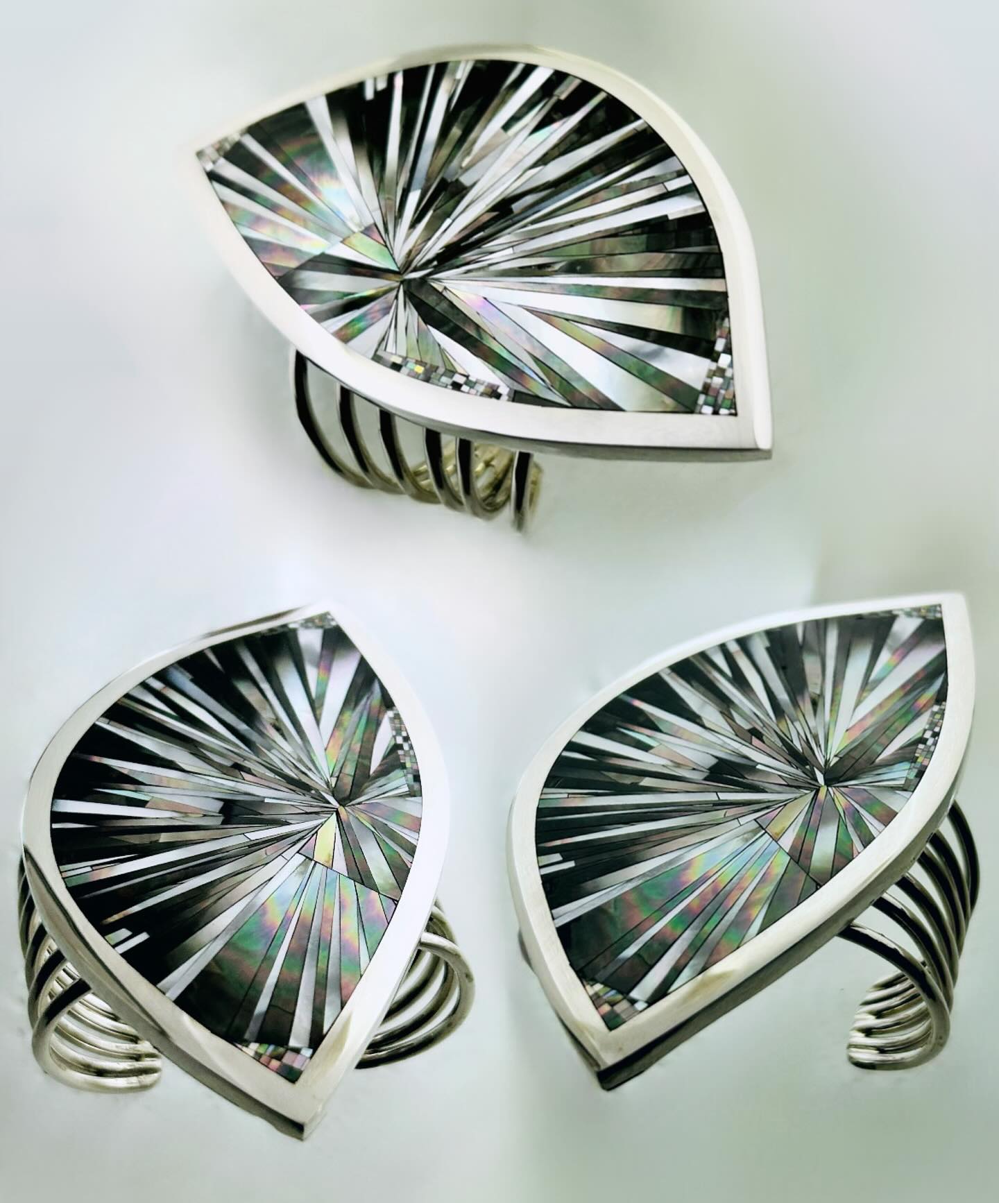 “Look To The Stars!” V2 Cuff. Black Lip Mother Of Pearl, Micro Inlay. 4&1/4” inches By 2&1/2” inches. Size 6.5, Adjustable to a size 7.
#blacklipmotherofpearl #contemporary #bracelet #cuff #indigenous #jewelry #nativeamerican #zuni #colincoonsis