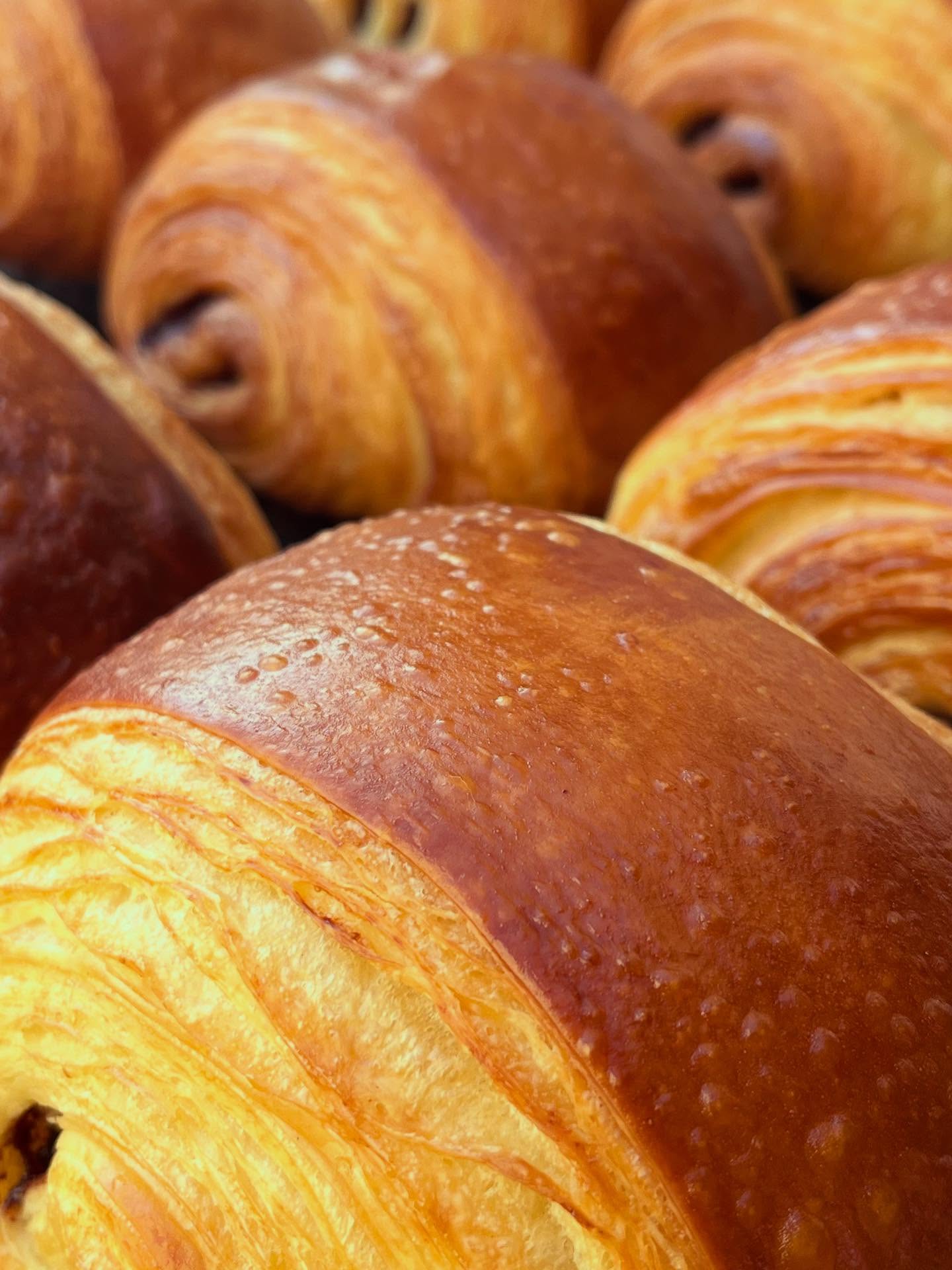 Mornings are better wrapped in layers of pastry and 🍫😋#viennoiserie #handlaminated