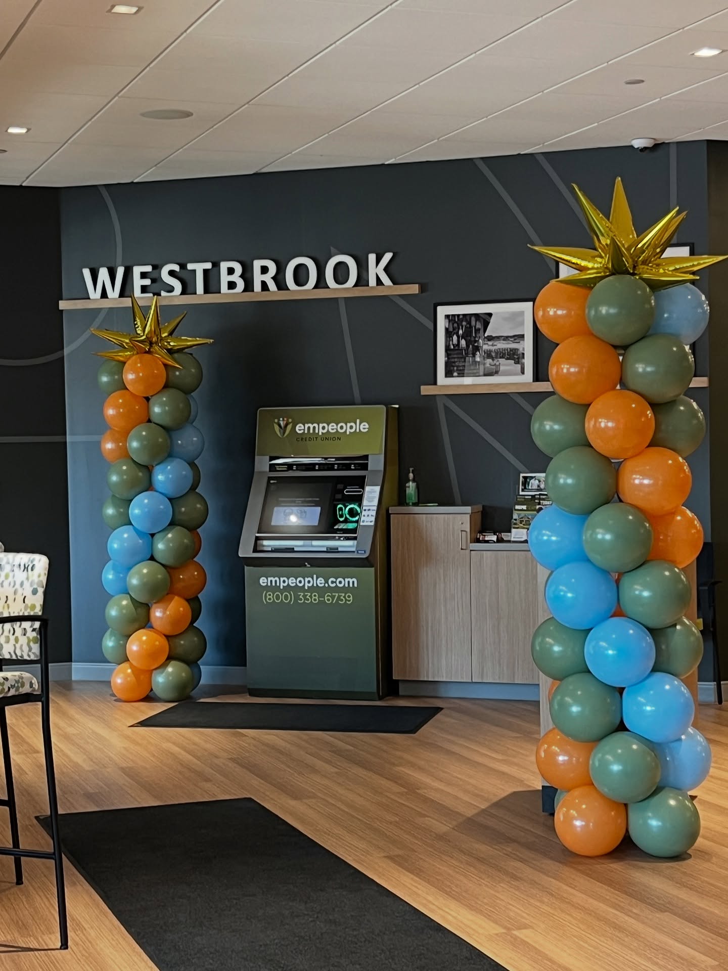 Classic columns are always a winner!! ✨
#balloonstylist #ballooncolumns #maineballoonstylist #maineballoonartist #balloondecoration #events #opening