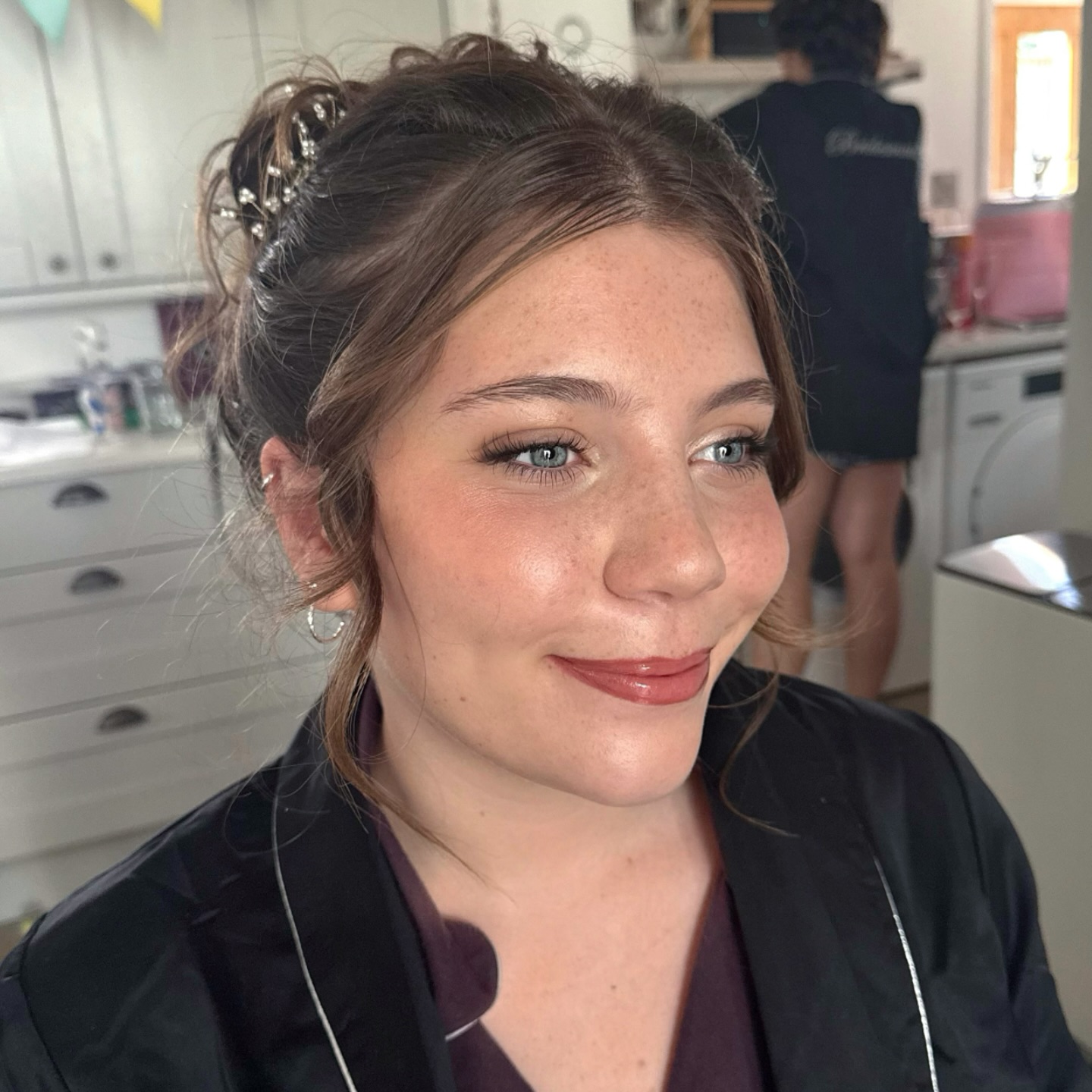 ✨Skin focus bridesmaid glam✨ How beautiful is her skin?! Makeup to enhance my beautiful bridesmaids natural freckles however where we needed some coverage on the under eye it hid a few of her freckles. I then lightly used an eyebrow pencil to bring some back! My @nyxcosmetics_uk micro brow pencil in shade cool ash brown is perfect for this!!
It was all about the glow creating a makeup that looks like skin✨ Did you know this kind of makeup isn’t quick? Alot of people naturally think this will be a quick 20 min makeup however this still required my usual 45 minutes due to the level of skin prep and having to focus and delicately apply makeup in all the right places🤍
The natural lighting here was unreal✨👌🏻
Hair by the lovely @luxe_hair_makeup 🫶🏻