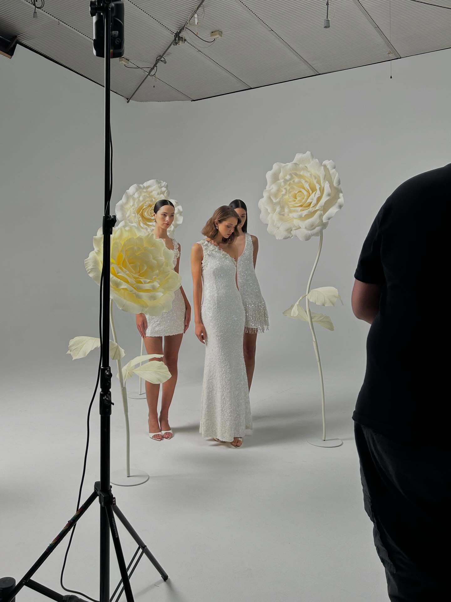 Beautiful giant white roses for @elliatt 🤍
Went in to style the flowers for their photoshoot and left wanting to buy all the clothes✨
#floritastudio #paperflowers #giantpaperflowers #melbourneevents