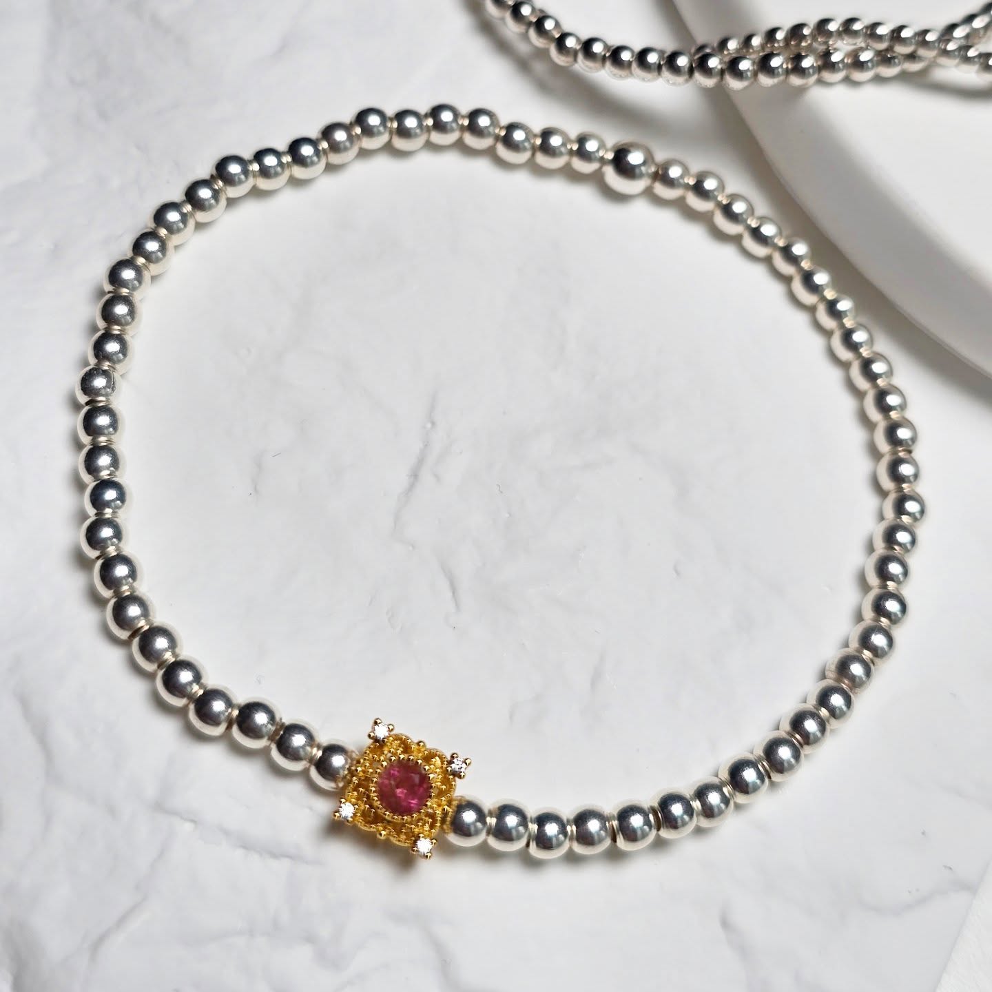 Gina ✨️
Dieses stilvolle Damenarmband aus glänzenden Silberperlen ist ein eleganter Begleiter für Alltag und besondere Anlässe. Der Blickfang des Designs ist ein kunstvoll gearbeitetes vergoldetes Ornament, das mit einem funkelnden Granat und vier Zirkonia verziert ist.
Material: Sterling Silber 925
Typ: Stretch Armband
Grösse: 17 cm
Edelstein: Granat & Zirkonia
Anhänger: 14 Karat vergoldet
Durchmesser Silberkugeln: 3 mm
🔮 Zum Stein:
Granat ist bekannt als Stein der Energie und Leidenschaft. Er soll neue Lebenskraft schenken, Motivation und Durchhaltevermögen stärken sowie Mut und Selbstvertrauen fördern. Außerdem gilt er als Schutzstein, der negative Energien fernhält. Spirituell wird Granat dem Wurzelchakra zugeordnet, da er für Erdung, innere Stabilität und Stärke steht. Durch seine kraftvolle Energie wird er oft genutzt, um Leidenschaft, Liebe und Zielstrebigkeit zu fördern und die eigene Willenskraft zu stärken. Kurz: Granat symbolisiert Vitalität, Mut, Liebe und Schutz – ein kraftvoller Begleiter für mehr Energie und innere Balance.
#machic #sterlingsilver #armband #turmalin #14k #quality #handmadejewelry
#Schmuck #Schmuckliebe #Schmuckdesign #HandgemachterSchmuck #Luxusschmuck #Schmuckstücke #Silberschmuck #Goldschmuck #Edelsteinschmuck #Unikatschmuck #HandmadeJewelry #OpalSchmuck #TurmalinSchmuck #GranatSchmuck #edelsteine