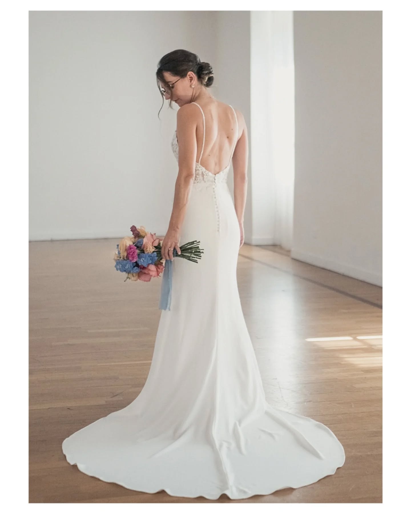 Alcuni scatti della preparazione di Emilienne al castello di Clanezzo.
Location @castello_clanezzo
Decorazioni floreali @_redifiori_
#destinationweddingitaly #ItalyWeddingPhotographer #weddinginitaly #bridetobe2025