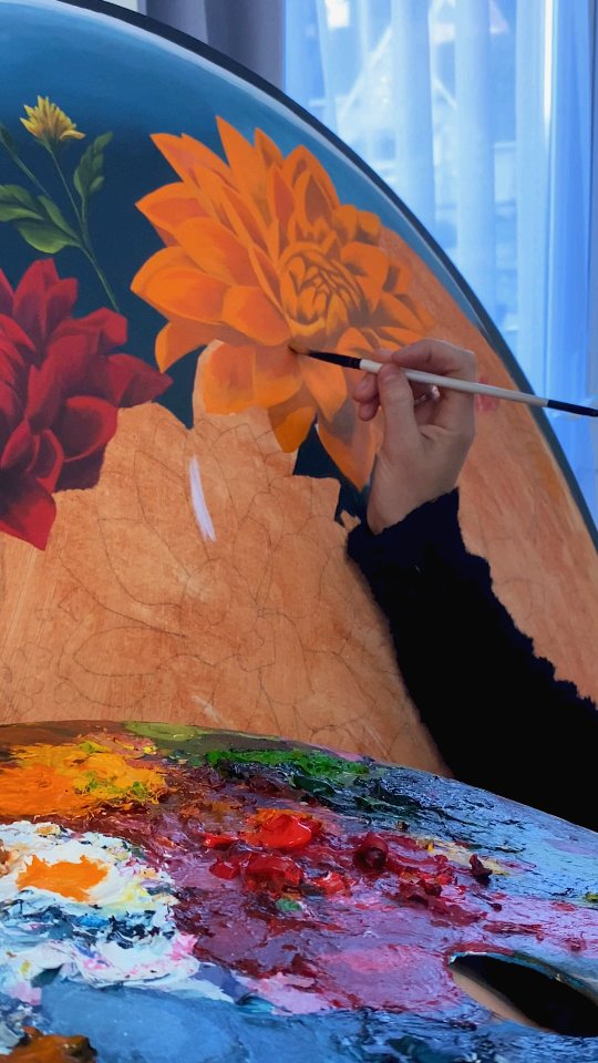 ✨ Ever wondered what it feels like to paint inside a giant water bubble? 🌊💐 This reel takes you behind the scenes at Swindon Open Studios, where I turned a blank circular canvas into something magical.
🎨 From bold brushstrokes to tiny details, I love sharing the messy, playful, emotional process that brings my art to life. Painting isn’t just about the final piece. It’s about the joy, the experiments, and those “wow, is this really going to work?” moments.
Stick around to see this flower arrangement bloom underwater. Trust me, you won’t want to miss how it transforms 👀
✨ If you love vibrant art, creative process reels, and seeing emotions captured on canvas, hit follow, let’s grow this community to 100k dreamers + creators together.
#OpenStudios #BehindTheCanvas #ArtReel #EmotionalArt #PaintingProcess #CreativeCommunity #SwindonArtist #ArtTok #ArtReels #ContemporaryArt #ArtCollectors #FlowerArt #AcrylicPainting