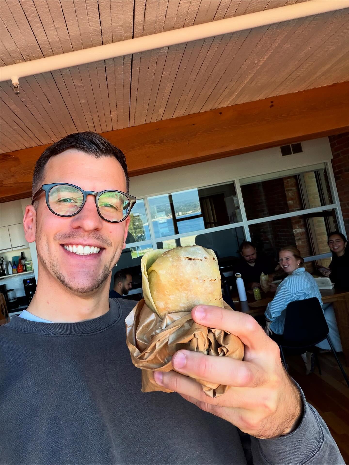 !!100th Post!!
@tacofinolovesyou
Tacofino Vancouver.
Work ordered in for the team.
As you know, I love a burrito… but a Free burrito hits even better.
Not the biggest of burritos, but the taste and meat quality made up for it.
Gert lush
🌯🌯🌯🌯🌯