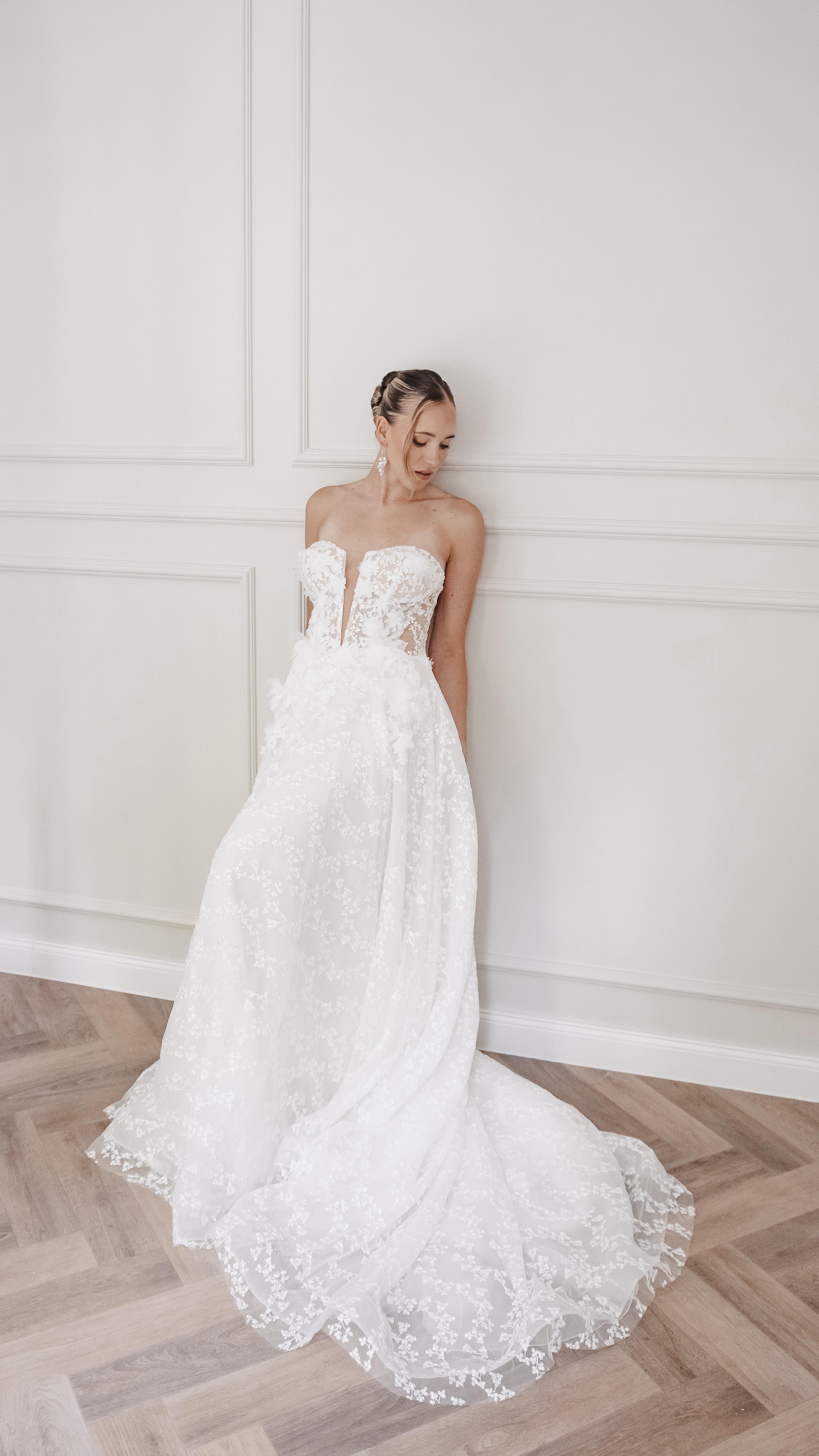 ZWISCHEN AUTHENTIZITÄT, EMOTIONEN & DEN KLEINEN DETAILS ✨
Wenn ich hinter der Kamera stehe, geht es für mich um so viel mehr als nur schöne Fotos.
Ich möchte, dass ihr euch gesehen und wohlfühlt – ganz ohne Hektik, ganz ohne Druck.
Meine Paare beschreiben mich oft als Ruhepol. Und genau das ist mir wichtig: eine Atmosphäre zu schaffen, in der ihr durchatmen könnt, in der nichts gestellt wirkt und in der ihr ganz bei euch seid.
Ich habe ein Auge für die kleinen Details, die manchmal fast unbemerkt bleiben – ein verstohlener Blick, eine Hand, die sich nach der anderen ausstreckt, das leise Lächeln zwischendurch. Für mich sind das die Momente, die Geschichten erzählen und eure Erinnerungen lebendig machen.
Und trotzdem achte ich auch auf die „sichtbaren Kleinigkeiten“: dass deine Haare richtig liegen, dass dein Kleid schön fällt oder dass nichts vom Wesentlichen ablenkt. Denn all diese kleinen Feinheiten tragen dazu bei, dass ihr euch auf euren Bildern wiederfindet – genauso, wie ihr seid.
Fotografie bedeutet für mich nicht, eine Fassade aufzubauen, sondern Echtheit sichtbar zu machen. Zeit anzuhalten. Augenblicke festzuhalten, die ihr vielleicht in diesem Moment gar nicht so bewusst wahrnehmt – die euch aber Jahre später wieder genauso tief berühren werden.
Genau dafür bin ich da. Mit Geduld, Ruhe und voller Aufmerksamkeit für euch und alles, was euch wichtig ist. ✨
Location & Deko: @forsthausupjever
Fotografin: @keaulrich.fotografie
Model: @henrike.freya
Model Couple: @antonia.prs
Styling: @marina_bridalstylist
Kleider: @engels_brautmode_schortens
Schmuck: @dalou_jewelry
Floristik: @blumenhausgarlichs