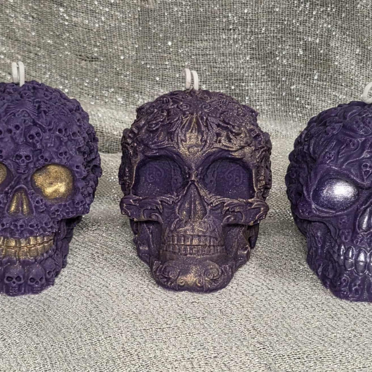 Fall Magic is a wonderful blend of orange slices, peaches and apples surrounded by crushed cloves and ground cinnamon with a warm background of tonka and sweet vanilla. The perfect fragrance to get your "fall magic" started!
#candles #skulls #fallvibes #witchy #melmadescents