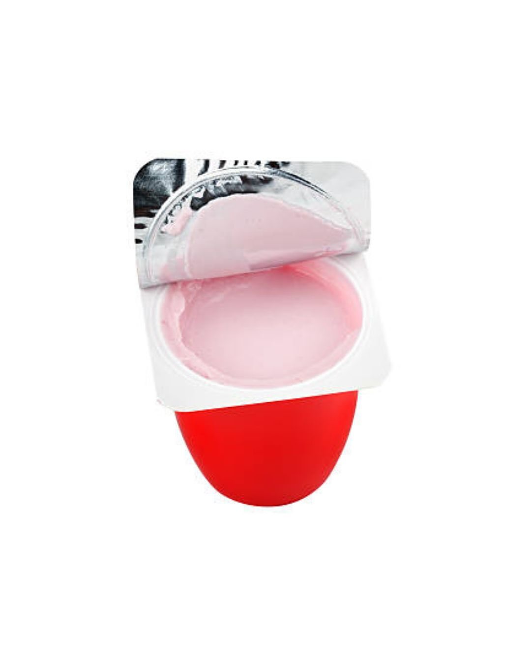 Miriams Magen ist nur noch so groß wie eine Kiwi. Maximal 40 Milliliter passen noch hinein, etwa der Inhalt eines Fruchtzwerge-Bechers. Um abzunehmen, hat Miriam ihren Magen verkleinern lassen. Kleinerer Magen, weniger Essen, abnehmen – könnte man meinen. Doch hinter dieser Hoffnung lagen Hürden, auf die Miriam nicht vorbereitet war. „Manchmal denke ich: Es wird nie wieder gut“, sagte sie zwei Monate nach der Operation.
Social Media ist wieder voll vom Skinny sein, von Diäten und Sport-Routinen, voll von Oberschenkellücken und hervorstehenden Hüftknochen. Der Hype um Abnehmspritzen vermittelt, dass man sich einen dünnen Körper ganz einfach erkaufen kann – und dass das erstrebenswert ist. Gleichzeitig erfahren all jene (vor allem Frauen) Spott und Hass im Netz, die auf derartige Hilfsmittel beim Abnehmen setzen: Als müsse Abnehmen hart erkämpft sein – mit Disziplin und Verzicht. Auch Miriam hört solche Sprüche nach ihrer Magenverkleinerung, dabei ging es ihr nicht mal ums Dünnsein. Für viele ist die OP jedoch nur eine feige Abkürzung. Aber wie geht es einer Patientin nach einer Magenverkleinerung wirklich?
Welche Vorteile hat die OP tatsächlich? Und wie geht man mit Freund*innen essen, wenn man nur noch Mahlzeiten in Canapé-Größe herunterkriegt und nicht weiß, wie der Körper reagieren wird? Wie reagieren die Menschen, wenn man plötzlich so viel Gewicht verliert? Wie geht man damit um, wenn jedes verlorene Kilo von außen als Erfolg gefeiert wird und einen nur daran erinnert, wie viele Menschen denken, dass der alte Körper ein Versagen war?
Ein halbes Jahr habe ich Miriam nach ihrer OP begleitet und ihr genau diese Fragen gestellt. Daraus ist ein Text für das @freundinmagazin entstanden.
Fotos Slide 2: Jasmin Zwick (@fotografin_jasmin_zwick)