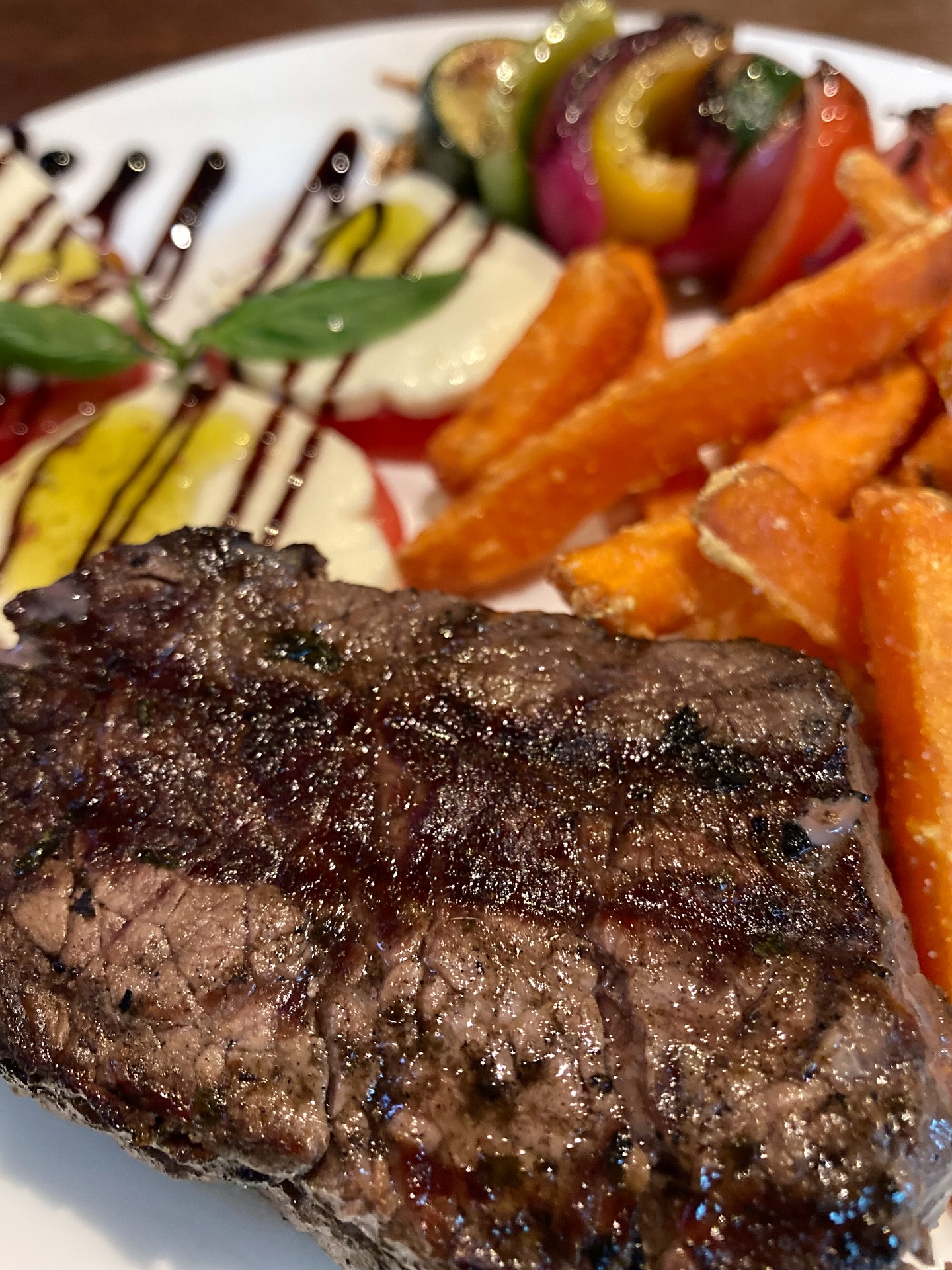 Herrliches Rindsfilet „Lomo“ vom Holzkohlengrill mit viel Liebe zubereitet! Komm und lass dich von den Argentiniern im Kleinbasel verwöhnen!
Di-Sa ab 17Uhr und Mi-Fr 12-14Uhr
#lomo #holzkohlegrill #filet #mittagszeit #lunchtime #dinner #geburtstagsessen #basel #restaurant #chequelomo #gastronomia #argentina #suiza