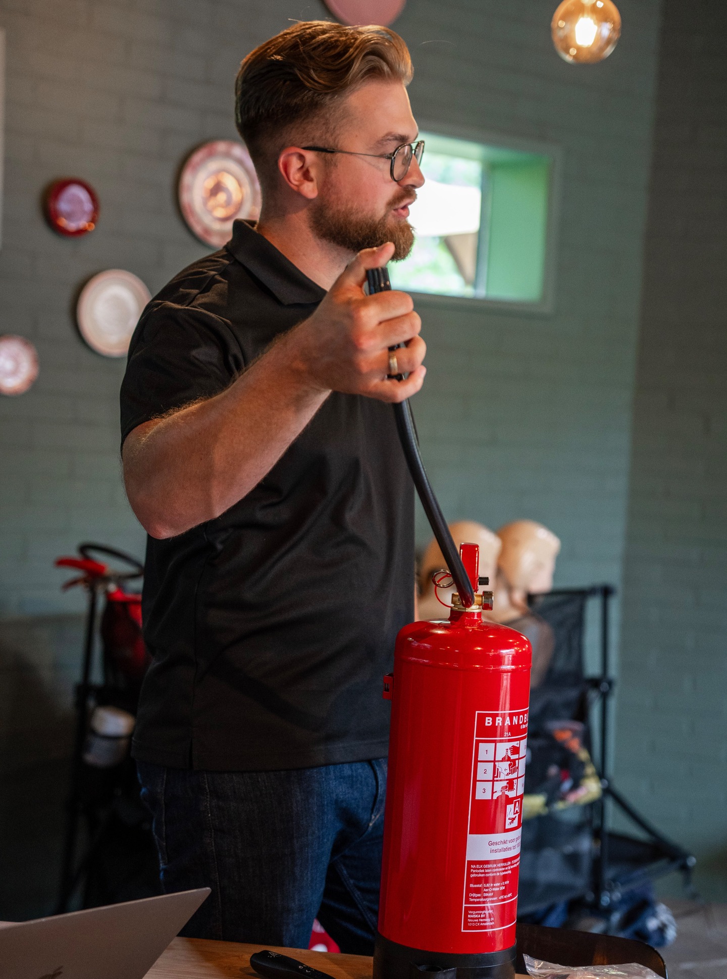 ✅ 3 dingen die je vandaag nog kunt checken voor een veiligere werkvloer.
Je hoeft geen dikke handboeken of ingewikkelde plannen te hebben om nu al verschil te maken.
Met deze 3 simpele acties zet je meteen een stap vooruit:
1️⃣ Nooduitgangen – zijn ze écht vrij?
In een noodsituatie telt elke seconde. Een doos of stoel voor de deur kan het verschil maken tussen veilig buiten staan of vastzitten.
2️⃣ BHV’ers – weet jij (en je team) wie ze zijn?
Als er iets gebeurt, moet iedereen meteen weten bij wie ze terecht kunnen. Dat geeft rust én snelheid in de eerste reactie.
3️⃣ Blusmiddelen – zijn ze gekeurd én bereikbaar?
Een brandblusser die niet werkt of achter dozen staat, helpt niemand. Regelmatig checken voorkomt nare verrassingen.
Het lijkt klein, maar samen maken dit soort checks een groot verschil.
Veiligheid hoeft niet complex te zijn, het begint bij bewustzijn en kleine stappen.
Vraag voor jou:
Wat is het eerste dat jij vandaag gaat checken op je werkvloer? 👇 #veiligheid #safetyfirst #bedrijfshulpverlening #BHV #ehbo #veiligheidsbewustzijn #bedrijfsveiligheid #veiligewerk #noodsituaties #levensreddendhandelen #praktijkgerichteopleiding #eerstehulp #AED #ontruimingsoefening #veiligheidsopleiding #hulpverleners #teamwork #BHVpoint #TeamBHVpoint #BHVpointTraining