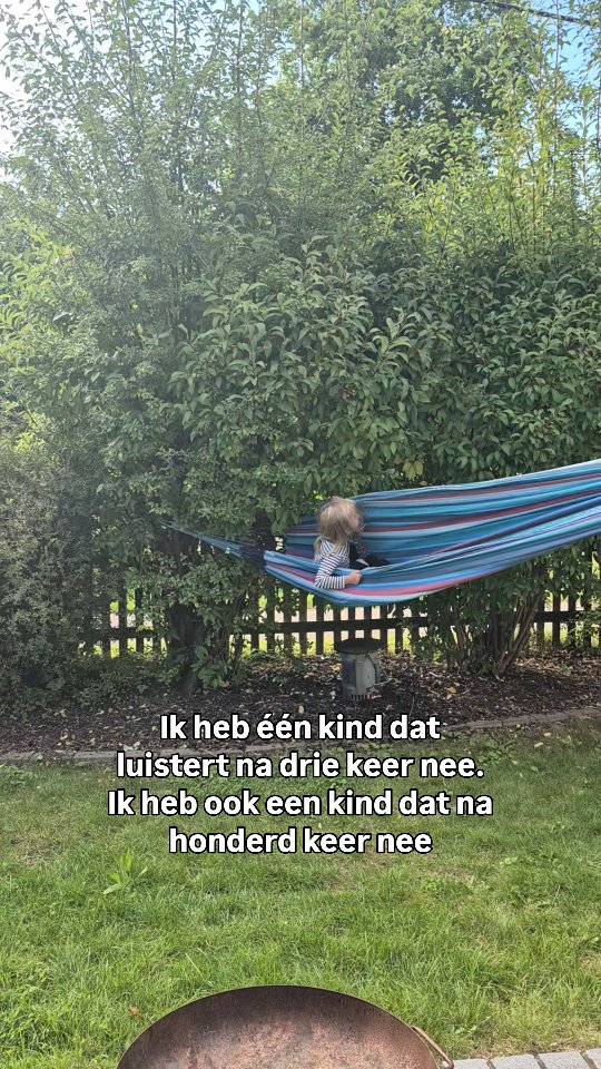 En ja, superfijn voor later. Zal hem ver brengen👏🏻
Maar voor nu.. Ohhh my godddd🤯
Het vraagt veel van mij.
1. Ik weet wat mijn grens is 🫷🏻
Niet alles is een nee bij mij. Zolang er geen gevaar is, zeg ik ja. (Ook al gaat mijn voorkeur regelmatig uit naar: nouu liever niet 😅)
2. Stevig staan 💪🏻
Ook na de 30e, 55e en 98e blijft het een nee. Hoe onduidelijk is het als ik tóch weer ja zeg?! Hij heeft juist behoefte aan die duidelijkheid.
3. Ik houd mijn energie bij mezelf 💢
Je grens zet je niet alleen met je woorden. Die zet je met je lijf, je energie. Zodra ik me shit voel en m'n energie een rommel is, lukt bovenstaande ook niet meer.
Het vraagt los te laten van wat IK WIL en kijken naar mogelijkheden HOE HET OOK KAN.
Los van het ego.
Afstemmen en voelen van de energie, de mogelijkheden.
En ik ben heel blij dat ik dat niet altijd alleen hoef te doen. In de reiki community doen we het samen. Zoeken we die hoge energie op, zodat ik stevig kan staan en mijn grenzen helder heb.
In de community werken we elke maand met een thema en komende maand is dit LOSLATEN. Zodat je weer met een bredere blik kunt kijken. Zodat je meer headspace ervaart.
Ben jij benieuwd of dit ook iets voor jou is? Reageer dan met RUIMTE en ik neem je er in mee♥️