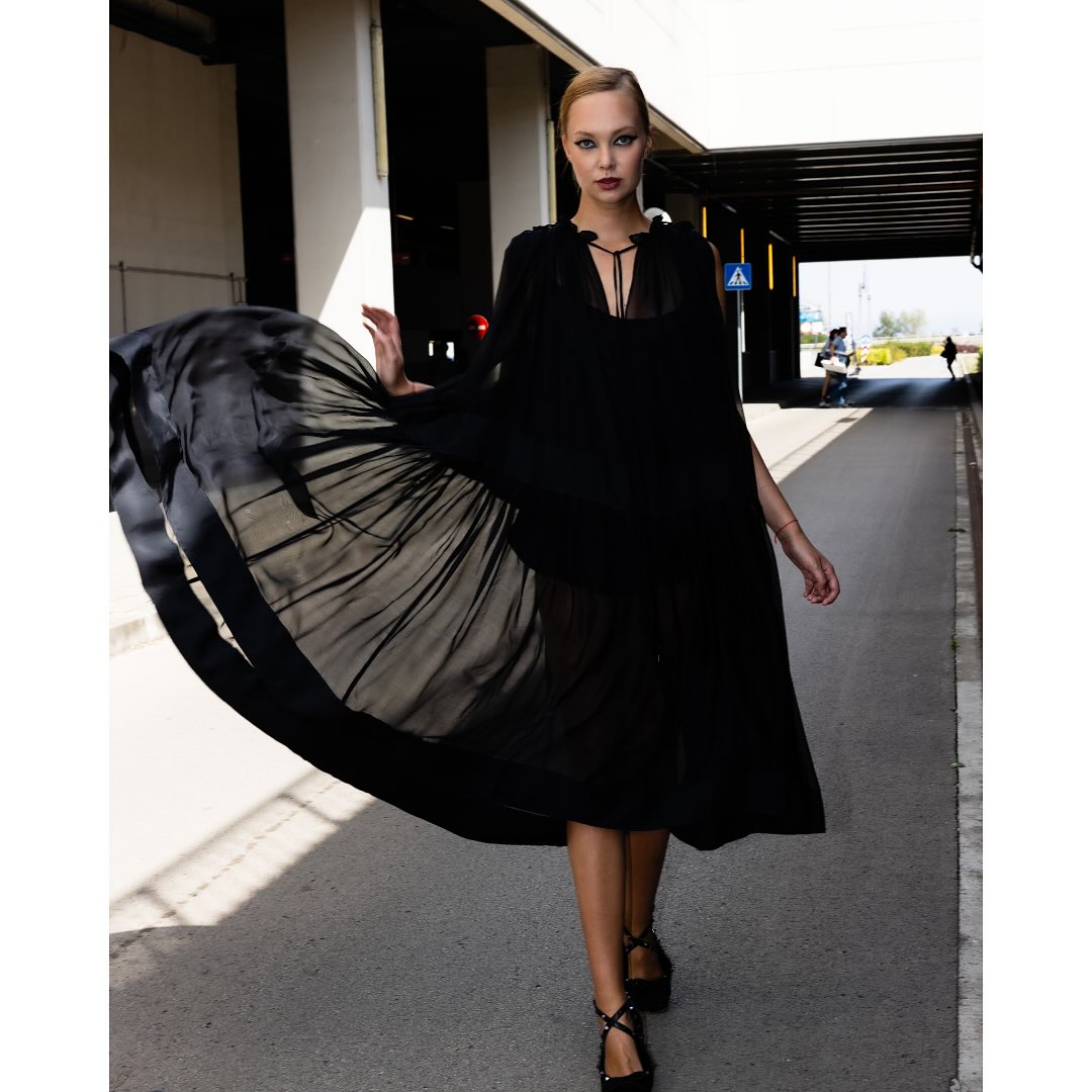 Simplicity as statement. Structure as poetry.
From the SS26 collection by DIVISIONE PROTAGONISTA a tribute to the modern protagonist: she who values form, integrity, and the silent strength of elegance.
This flowing black silhouette embodies weightless structure and timeless power.
🌿 Conscious luxury. Made-to-order. Designed for impact.
📍 Now available for viewing at ELLE DD SHOWROOM – Milan
📅 Book your appointment via DM or email
📩 Luna.pellegrini@elledd.com
📍 Via Settala 29, Milano
#DivisioneProtagonista #SS26 #ELLEDDShowroom #ConsciousFashion #TimelessStyle #MadeToOrder #SlowLuxury #WomenInStyle #MilanFashion #EthicalElegance #ModernProtagonist#mfw25