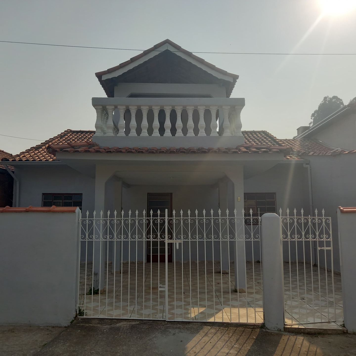 CASA PROXIMO AO CENTRO DE DELFIM MOREIRA.
Casa com 2 quartos no centro de Delfim Moreira, perfeita para você!
Esta casa oferece o conforto e a tranquilidade que você procura, com uma localização privilegiada no centro da cidade. Ela dispõe de 2 quartos aconchegantes, sala, banheiro e uma varanda espaçosa, ideal para aproveitar as manhãs ensolaradas ou para um momento de relaxamento no fim do dia. A proximidade com o comércio e serviços locais garante praticidade e conveniência para o seu dia a dia.
R$ 350.000,00