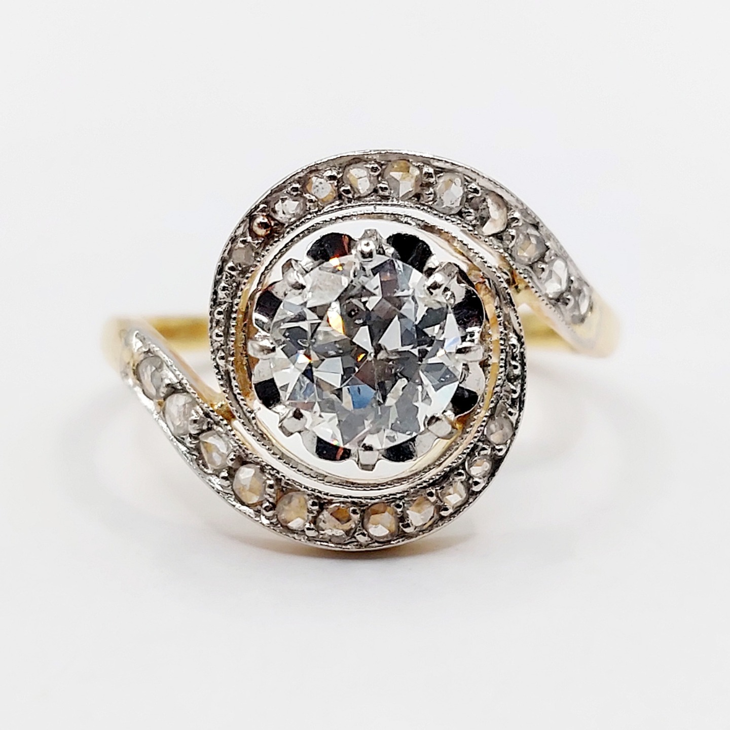 Antique 18k gold and platinum swirl ring adorned with a 1.00-carat old-cut diamond surrounded by rose-cut diamonds (circa 1900)
PRICE : 2650€
Magnificent and rare antique French work
Size: 55 FR / 7.25 US
Weight: 4.17 g
Main diamond cut: 6.5 mm (estimated at 1.00 carats)
Diamond in good overall condition
Note: numerous natural inclusions (some visible to the naked eye)
Head width: 14 mm
Micro-scratches from use
Horsehead hallmark (French hallmark)
#frenchjewelry #diamond #diamondring #antiquering #victorian #victorianring #marquisering #augustusjewels #vintagering #daisyring #daimondhaloring #tragetring #oldminecut #oldminecutdiamond #tourbillonring #tourbillon