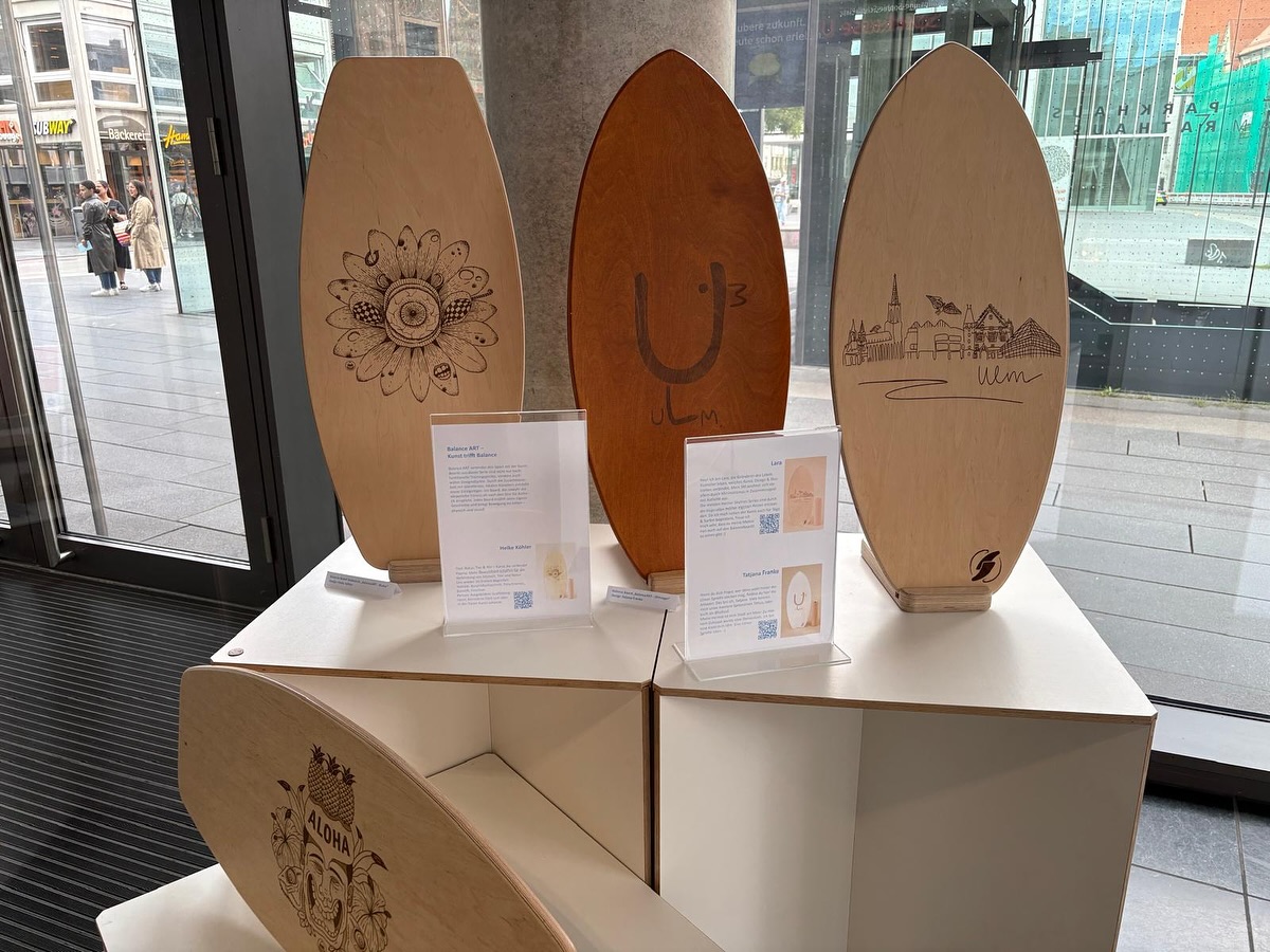Idee.Form.Design – modernes gestaltendes Handwerk
In der Ausstellung bekommst du spannende Einblicke, wie meine Balance Boards entstehen, was man damit alles trainieren kann und was sich unter #balanceart verbirgt.
Zwei Boards sind speziell für alle Ulm-Fans designt.
@kuenstler.leben
@ulmer.sprotte
Wenn dir eins der ausgestellten Boards gefällt, schreib mir gerne eine DM.
Außerdem warten viele weitere tolle Werke von Kunsthandwerker:innen auf dich:
@lederatelier_lein
@bianchiveronika
@moser.stein
@creadora.ulm
Schau unbedingt noch bis Freitag, dem letzten Ausstellungstag, vorbei und lass dich inspirieren!
⸻
#ulmcity #ulmkunst #kunsthandwerk #ausstellungulm #regionaldesign #ulmverliebt #ideenformdesign
#balanceboard #surfstylefever #handgemacht #holzliebe #nachhaltigleben #designliebe #handwerkmitliebe #madeingermany #surftraining
