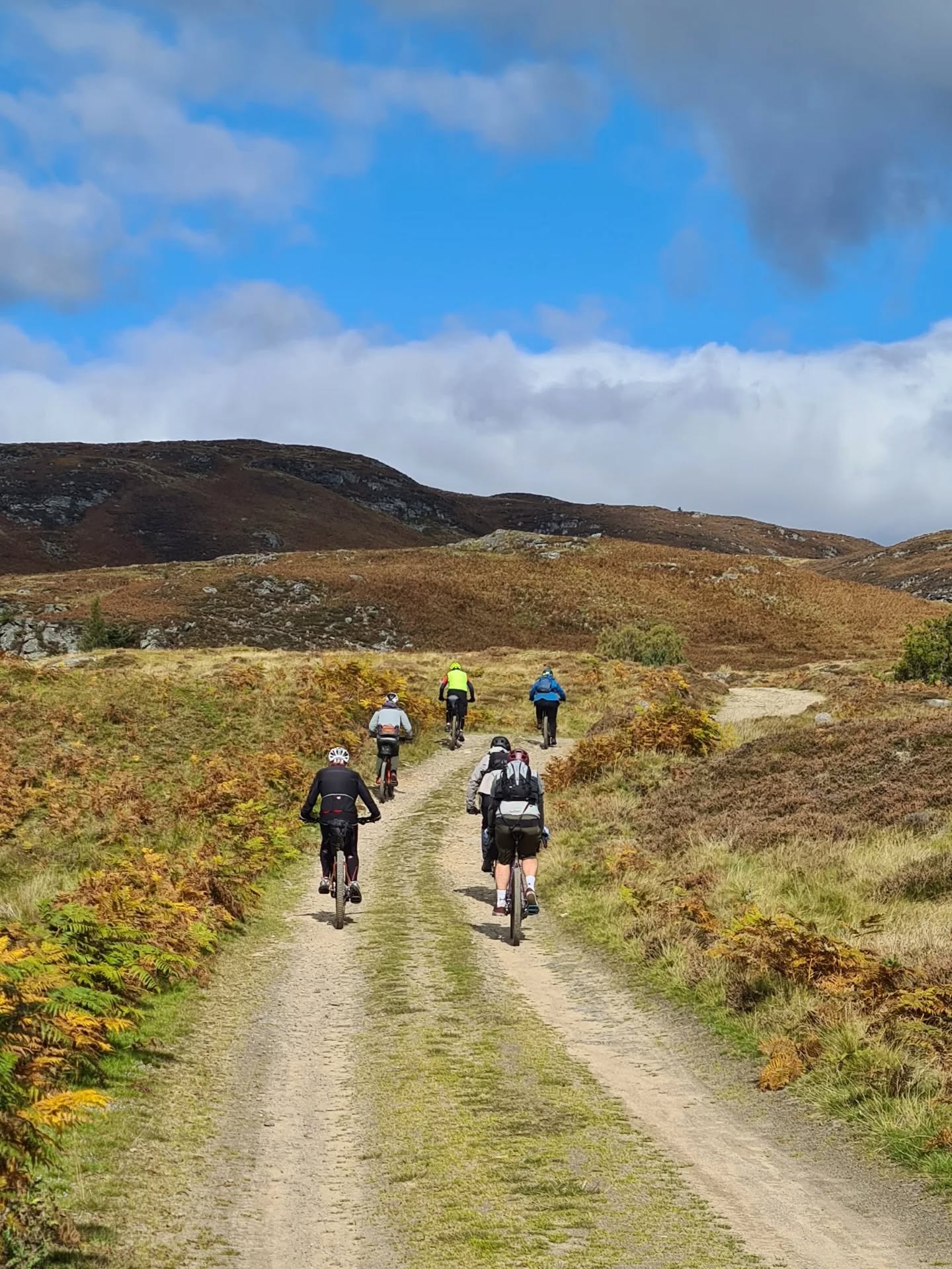 Day 2 guiding the Perthshire Hills trip. What I love about my local area is the forever changing scenery - from big tree country to open views in a few kms ❤️
I love showcasing it - especially when the group are game for a quick dip in the Loch too 💙👌🏼
The autumn colours are really beginning to show, and there's a definite nip in the air 🍂🍁
Love this time of year 😍
.
.
.
#bikelife #bikepacking #bikepackingscotland #Scotland #offroadcycling #cyclinglife #cyclescotland #guidedbiketours #Perthshire @pkcountryside #adventure #adventurebybike