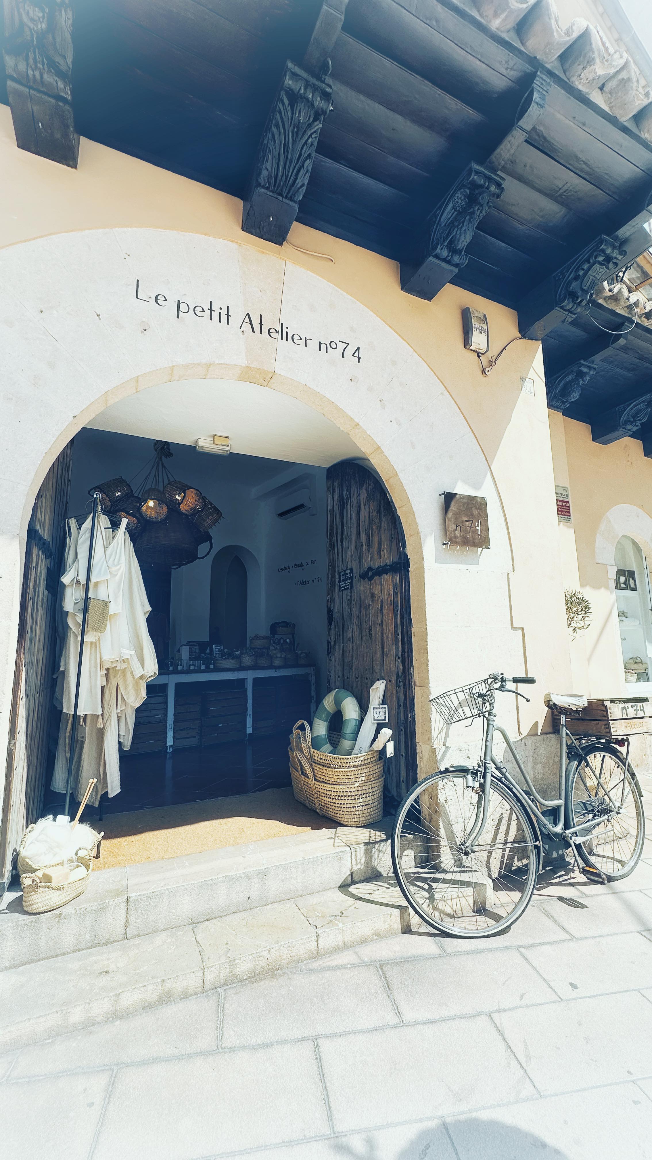 Ferien offiziell vorbei!
Padel spielen, Tapas geniessen, Tinto de Verano trinken, Sonne tanken, Spanisch sprechen und einfach diese kleine Urlaubsmagie spüren.
Vier Tage Padel-Camp mit tollen neuen Bekanntschaften – sportlich, abwechslungsreich, lehrreich und trotzdem genug Zeit zum Entspannen.
Ab morgen geht’s wieder in mein Kosmetikstudio – ich freu mich, Euch dort zu sehen! 💆♀️✨
Relaxte Grüsse
Catalina
💻 Eure Termine könnt ihr wie gewohnt ganz bequem online buchen.
.
.
.
.
.
#urlaubsmomente
#reiselustig
#sommerfeeling
#travelvibes
#urlaub
#tapaslover
#avouscosmetics
#foodiemoments
#padelcamp
#sportlichunterwegs
#activholiday
#neueerfahrung
#kosmetikstudio
#beautytime
#selfcareroutines
#terminbuchen
#tintoverano
#mallorca
#padelclub
#energietanken