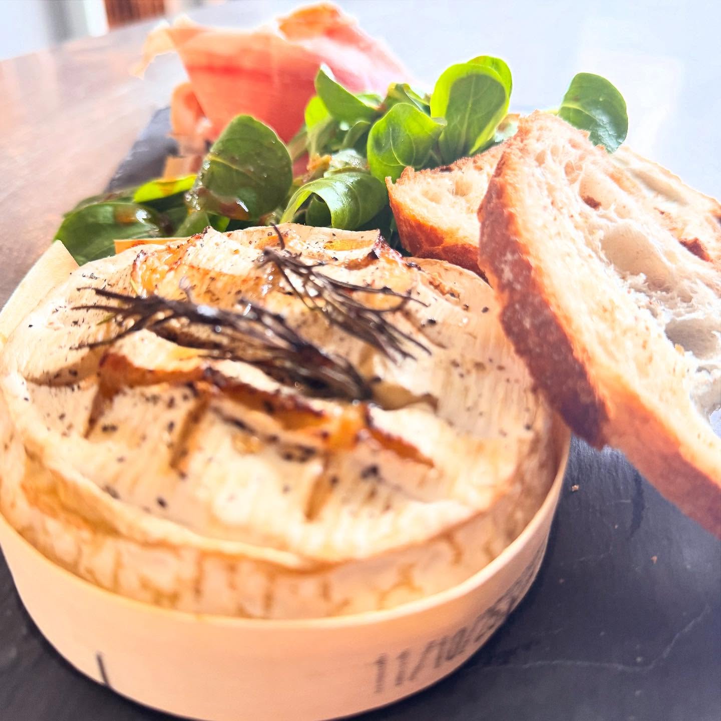 Ce soir au café commerce, en repas ou à partager en tapas, camembert rôti.
Tél. 0955816141
