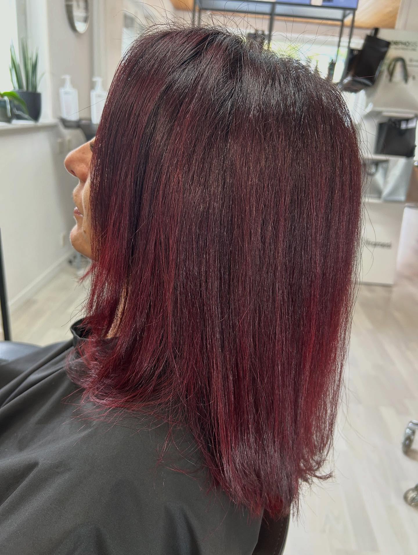 Wieder einmal ein vor und nachher Foto meiner Arbeit😍 Ansatz gefärbt mit Framcolor Glamour 6.56, auf die Spitzen Framcolor Pure Pigment Plus /55 verdünnt mit Color Protect Maske ( Morphosis framesi). #solombrahair #framesiswitzerland #framesiglamour #framesipurepigmentplus #framesimorphosis #nail_gallery_cinzia_cecile