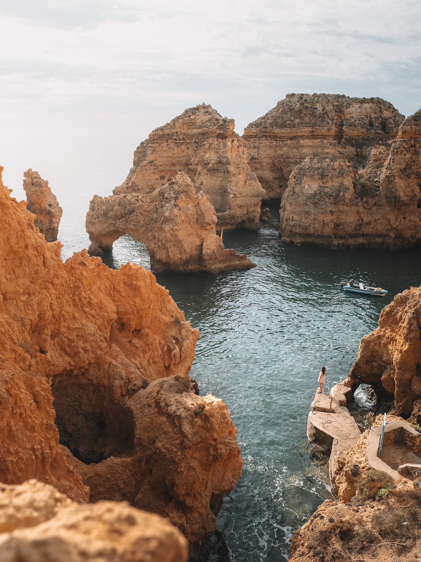 Fernweh riecht nach Meer. 🐚
Genau das packt uns gerade und die Vorfreude auf die nächste Reise wächst schon.
Für alle mit Fernweh: auf unserem Blog weltallerliebst.de | Link in Caption teilen wir unsere liebsten Algarve-Spots, die sich super für mehrere Tage kombinieren lassen.
.
.
.
#travelgram #wanderlust #travelphotography #travelblogger #travelling #seaview #oceanlover #naturelovers #bucketlist #beautifuldestinations #fernweh #algarveportugal #visitportugal #lagosportugal #algarvecoast #cliffviews #seasideescape #oceanbreeze #coastallove #weltallerliebst