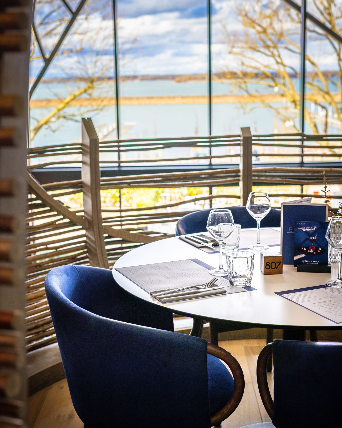 Il n'y a pas qu'en terrasse que nous vous offrons une vue imprenable, découvrez nos nids suspendus pour un moment convivial avec vue sur le lac 🍽️