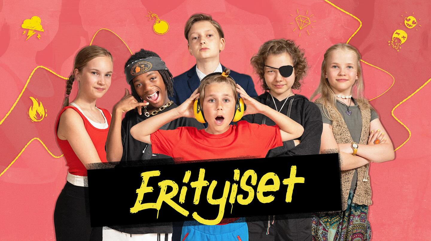 Supersuositun Erityiset lastensarjan uusi kausi pian Areenassa!
Neljännellä tuotantokaudella pienluokassa seikkailevat avulias Leila, räppärin urasta haaveileva Abe, liikunnallinen Kiira, legoja rakastava Simo, pukumies Reino sekä kouluun paluun tekevä Peppi.
Kauden aikana kukin lapsista kohtaa vaikeuksia, mutta selviää niistä tuttuun tapaan toisiinsa turvaten.
Rooleissa nähdään Rasmus ”Rasse” Luoma, Hilla Pöyry, Eevi Salo, Klaara Mattila, Leon Ruokola, Elliot Lange, Ari Joki, Miitta Sorvali, Ylermi Rajamaa, Jenni Kokander
Ohjaus: @lauri.nurkse
Käsikirjoitus: @hannukontturi
Kaikki jaksot Yle Areenassa 10.10.2025