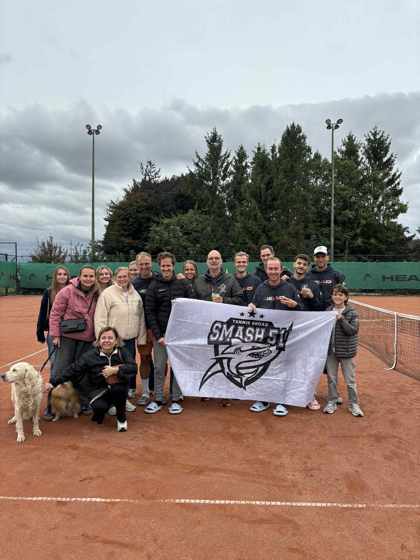La dernière marche était un peu trop haute hier pour les Sharks 🥲 Défaite en finale contre une très solide équipe du Tc Bercuit🙈 Félicitations à eux pour leur titre bien mérité 👏
Bravo tout de même aux Sharks pour leur parcours exceptionnel! Ils sont donc champions provinciaux et vice champions de Wallonie 🤩
Merci à tous pour le soutien 🙏😍