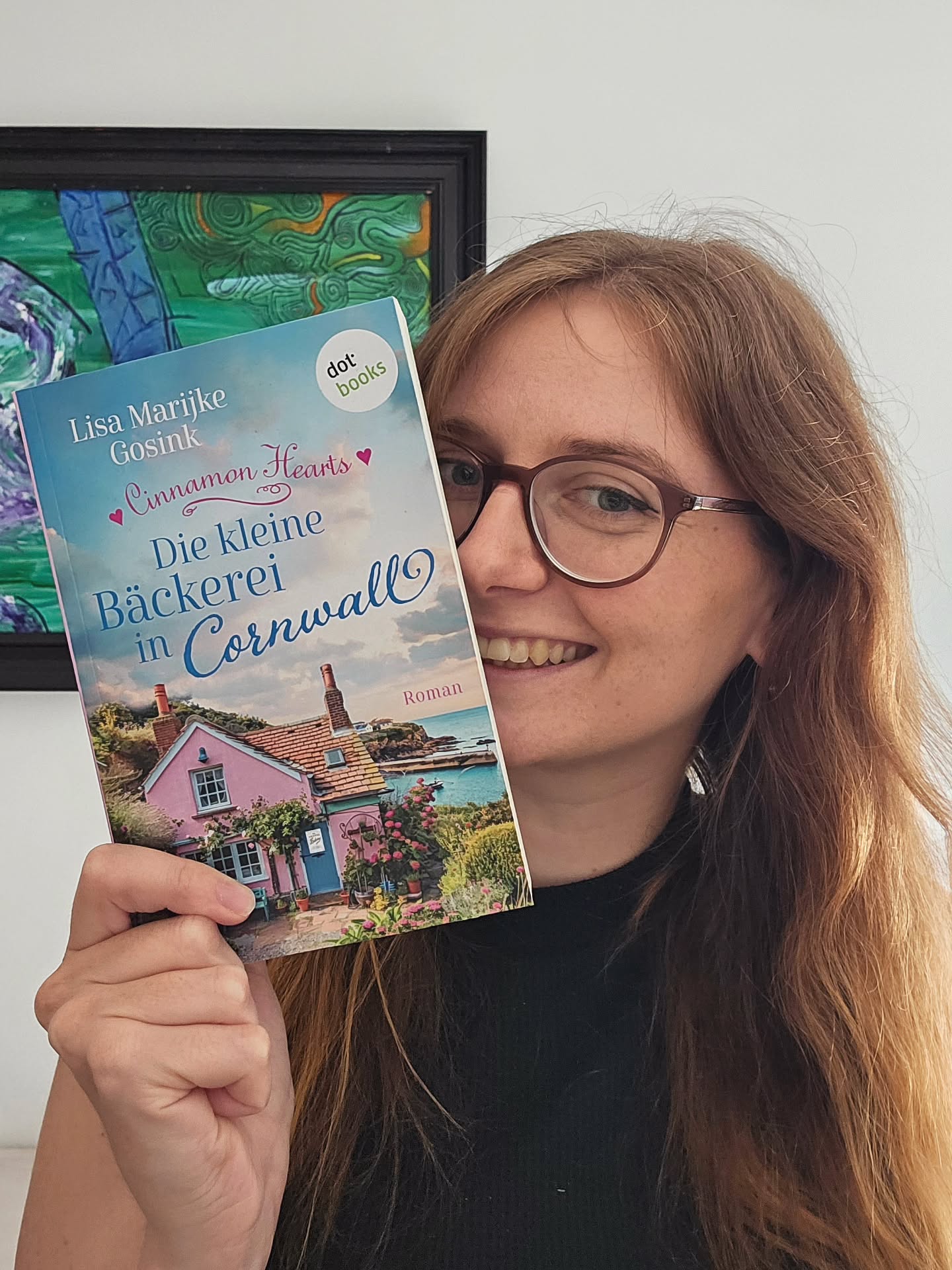 Printbuch 🥰
Auch beim zweiten Veröffentlichung krass, wenn man das Printbuch in der Hand hält.
Ich liebe diese Geschichte immer noch so sehr und ich bin so froh, um das Zuhause, was die Geschichte um Willow und Charlie bekommen hat.
Und wie unfassbar niedlich das Cover geworden ist. 🥰
Out now: Print, Hörbuch und Ebook überall, wo es Bücher gibt!!!
Darum geht's in Cinnamon Hearts:
Liebe, Flüstern und Zuckergebäck: Willkommen in der West View Lane …
Die schüchterne Willow zaubert leidenschaftlich gern Kuchen und Croissants in der »Sweet Tooth Bakery« auf der malerischen Ladenstraße West View Lane. Doch das verschlafene Hafenstädtchen Pinecrest wird schlagartig wach, als ihr Kindheitsschwarm Charlie aus London zurückkehrt. Lange Zeit hat er sich nicht blicken lassen – immerhin soll er die junge Layla und ihren Süßigkeitenladen in den Ruin getrieben haben. Ein paar Missverständnisse, Zufälle und eine kleine Notlüge später findet Willow sich mitten in der brodelnden Gerüchteküche wieder: Sie und Charlie sollen ein Paar sein! Kann sie diese Gelegenheit nutzen, um Charlie mit seiner Heimat zu versöhnen? Sollte sie sich von ihm fernhalten? Nur eines weiß Willow sicher: Noch immer lässt Charlies Lächeln für sie die Sonne aufgehen …
Ein zuckersüßer Liebesroman für Fans von Jenny Colgan und Manuela Inusa.
Cozy Romance meets Fake Dating meets childhood Crush!