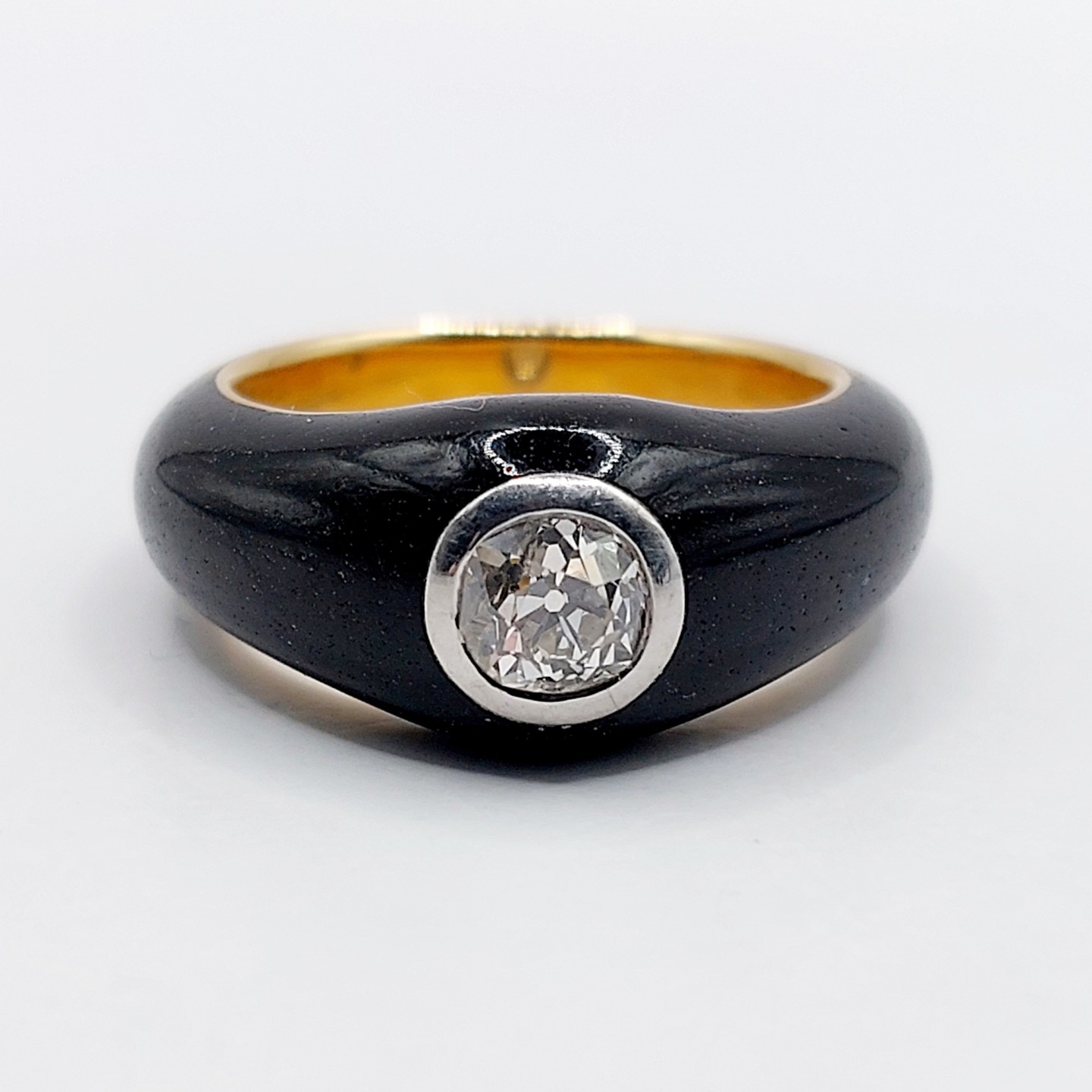 French antique domed bombé ring 18k gold and black enamel set with a 0.45 carat old mine cut diamond (circa 1920) art deco donut
PRICE : 850€
Magnificent French goldsmith work
Size: 51 FR / 5.5 US
Weight: 3.35 g
Diamond size: approximately 5 mm (estimated at 0.45 carats)
Diamond in good overall condition; except for a small scratch (probably a surface inclusion), a few small natural inclusions visible only under a magnifying glass
Head width: 9.1 mm
Micro-scratches from use
No hallmark
#diamond #bombéring #domedring #artdecoring #oldminecutdiamond #frenchjewelry #bombering #starring