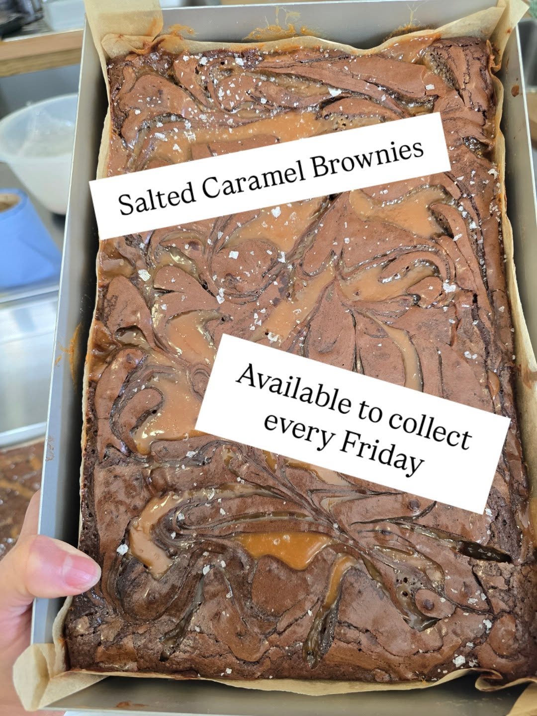 Salted Caramel Brownie fresh out the oven ✨️
Available to collect every Friday 🙌🏻
Along with lots more 🍰🥖🥐🎂
https://layerd-cake.square.site/
#eatbettercake #bakefromscratch #realcakes #realingredients #coffeeshopsupply #bespokebakes #cakeday #nonasties #cakecollection #brownies #brownielovers #browniebox #yorkshirefoodanddrink