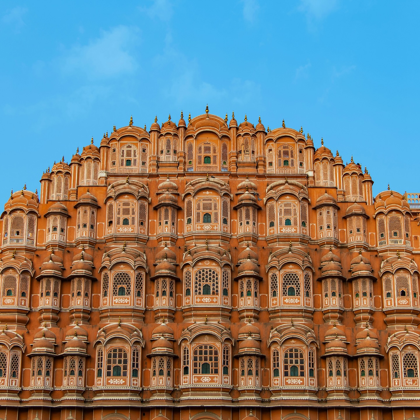 Découvrez l’art du voyage sur mesure avec Incent Tours
L’Inde, pays aux mille visages, réussit l’équilibre parfait entre culture et tradition. Avec Incent Tours, chaque itinéraire devient une création unique, pensée pour révéler les trésors du pays de manière élégante et exclusive.
Parmi les classiques incontournables, la découverte de Jaipur et de son légendaire Palais des Vents s’impose. Mais l’Inde ne se limite pas à une seule étape : la majesté du Taj Mahal à Agra, les palais royaux d’Udaipur, la ferveur spirituelle de Varanasi, ou encore le dynamisme de Delhi ouvrent la voie à des voyages riches et inspirants.
Grâce à des accès privilégiés, des guides privés et des expériences entièrement personnalisées, chaque itinéraire devient une immersion rare, conçue pour offrir à vos clients une expérience inoubliable.
#IncentTours #DMCInde #VoyageSurMesure #ExpérienceUnique #VoyageDeLuxe #inde #voyage #inde