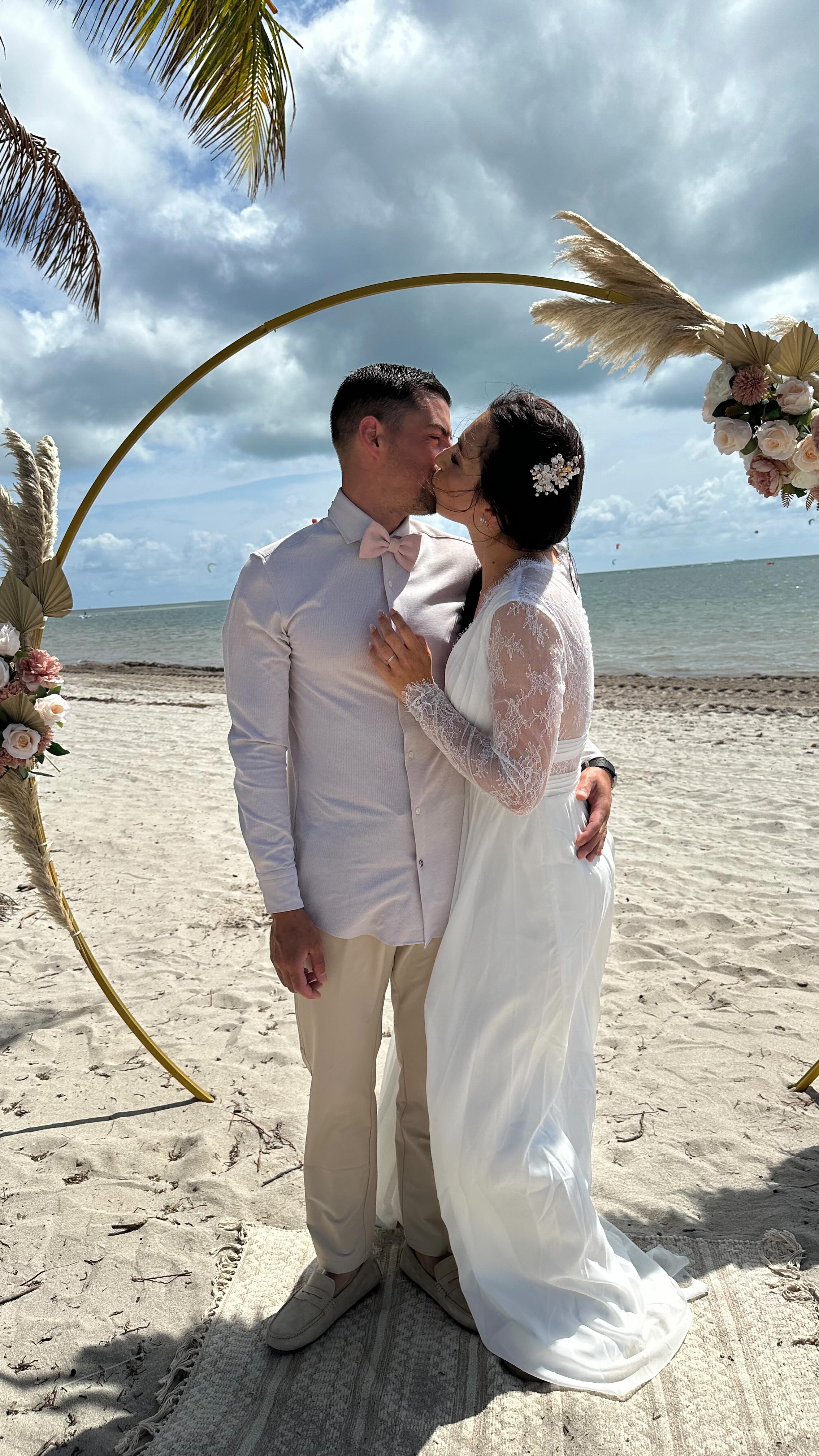 Boho elegance by the ocean ✨
A barefoot ceremony in the sand, kissed by the sea breeze, surrounded by chic bohemian décor… 🌊🌾
In Miami, every detail becomes part of a love story that is free, authentic, and timeless. 💍💖
Ready to say I do in a dreamy boho setting?
📩 Contact us today to start planning your unforgettable beach wedding.
#miamiwedding #beachwedding #bohowedding #bohobride #keybiscaynewedding #miamilovestory #parismiamievents #semarieramiami #mariagesurlaplage