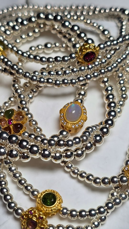 Exklusive Armbänder mit echten Edelsteinen und 925er Silberperlen - Unsere handgefertigten Armbänder vereinen zeitloses Design mit erlesenen Edelsteinen wie Opal, Granat, Turmalin und Peridot. Jedes Armband besteht aus hochwertigen 925 Sterling Silberperlen und ist mit einer 14 Karat vergoldeten Fassung veredelt, die den einzigartigen Edelstein perfekt in Szene setzt. Ob funkelnder Granat, schimmernder Opal oder farbenprächtiger Turmalin – jedes Schmuckstück ist ein Unikat und ideal als stilvolles Accessoire oder besonderes Geschenk geeignet.
#Schmuck #Schmuckliebe #Edelsteinschmuck #Handgemacht #Silberschmuck #925Silber #Luxusschmuck #Schmuckstücke #Unikat #Einzigartig
#Opal #Granat #Turmalin #Peridot #Kristallschmuck #Geburtsstein #Schmuckdesign #BohoSchmuck #EleganterSchmuck #Schmuckkollektion
#Geschenkidee #Schmuckideen #Schmucktrend #BesondererSchmuck #Schmuckshop